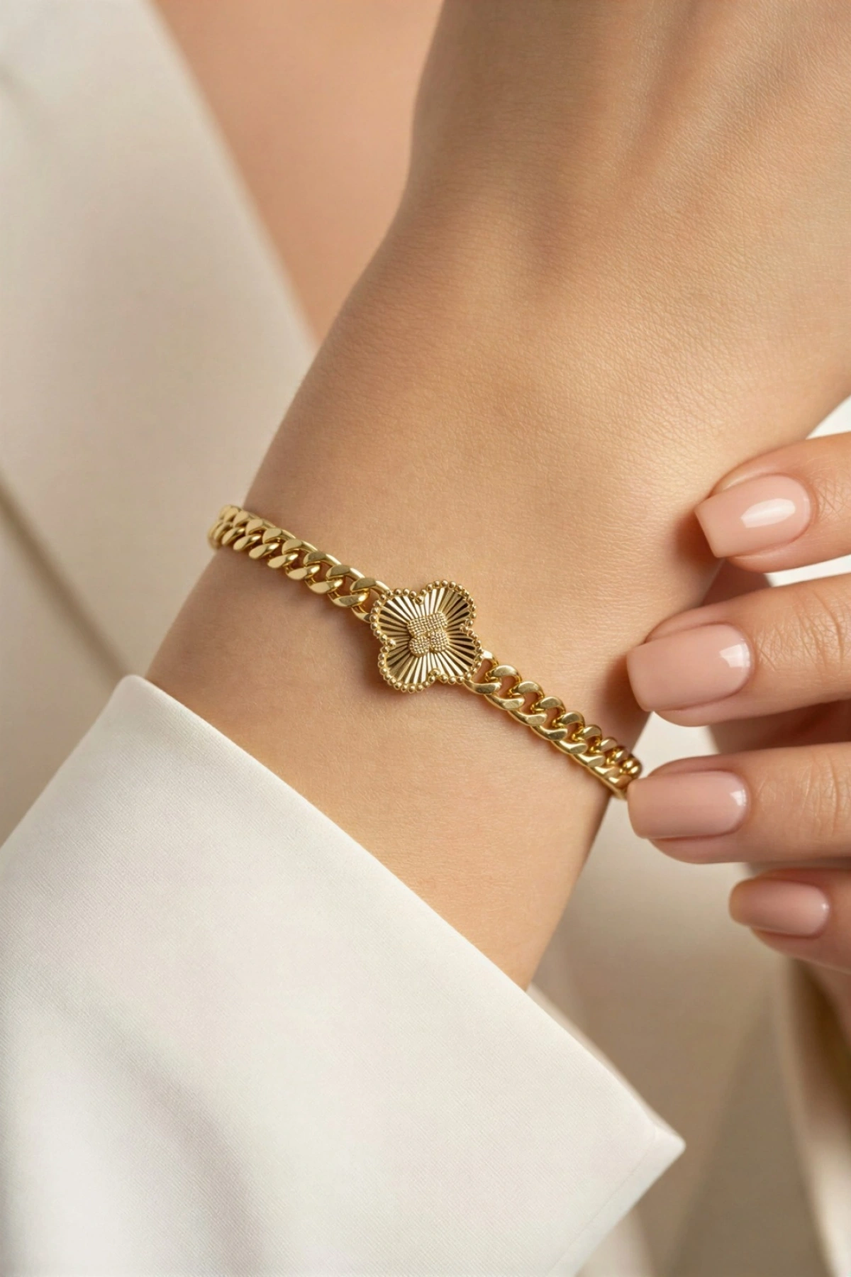 İnce Ezik Bağlı Model Desenli Yonca Model Gold Altın Kaplama Bileklik