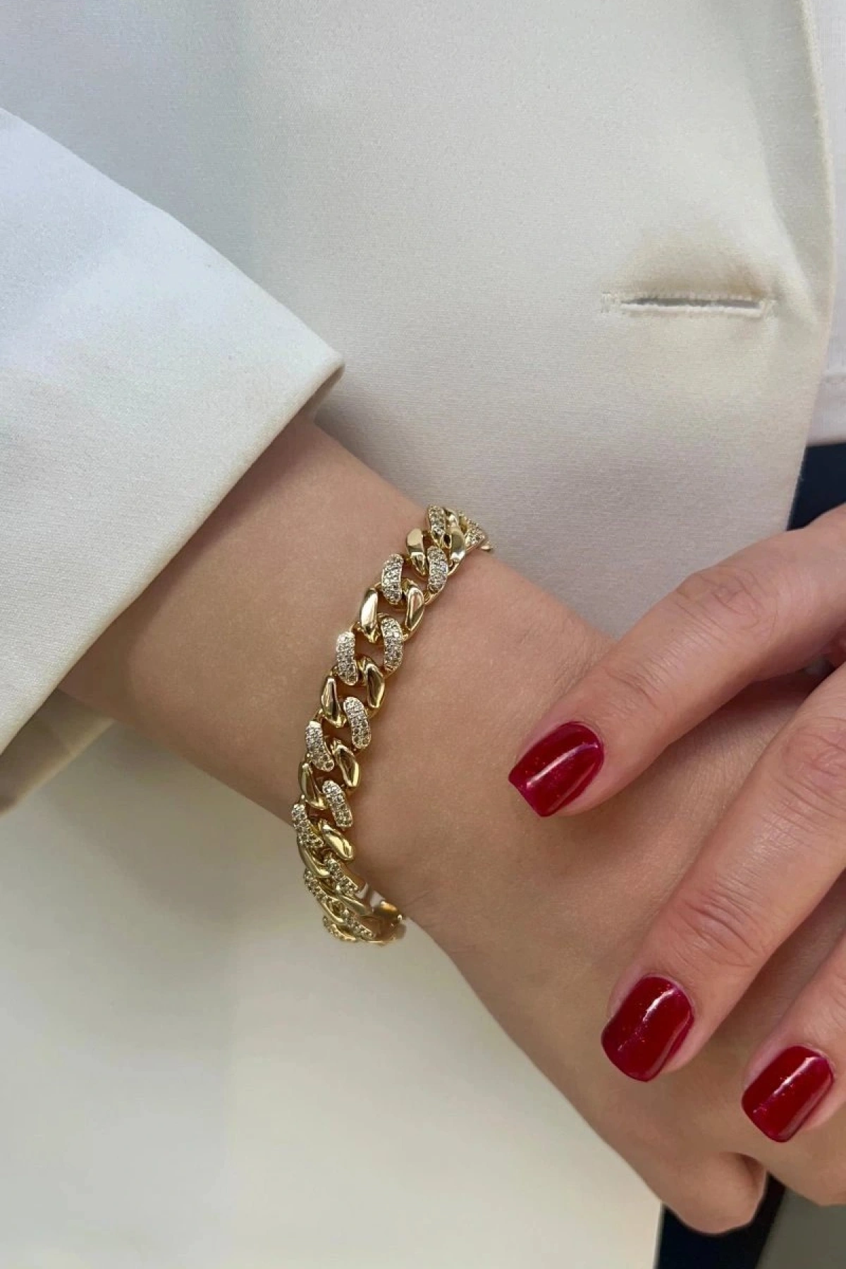 Uzatmalı Taş Detay Milan Model Gold Altın Kaplama Bileklik