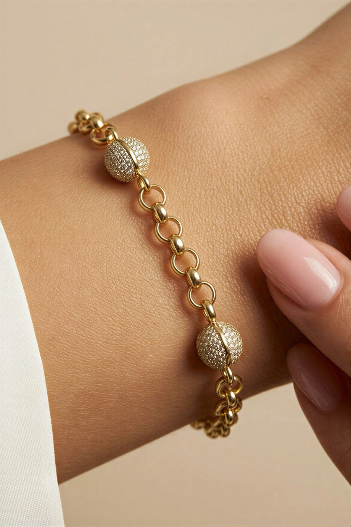 Beyaz Taş Detay Top Model Gold Altın Kaplama Bileklik