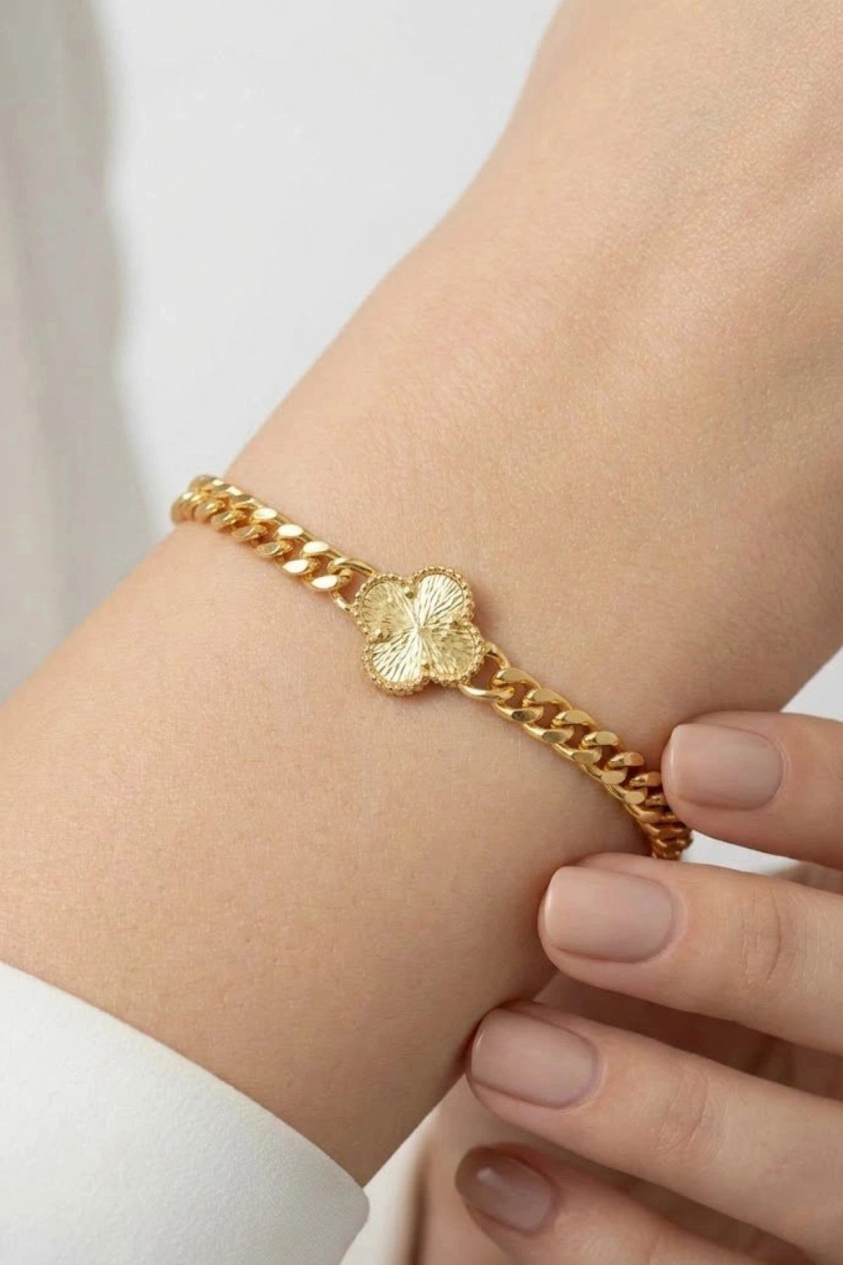 Çizgi Detay Yonca Model Gold Altın Kaplama Bileklik