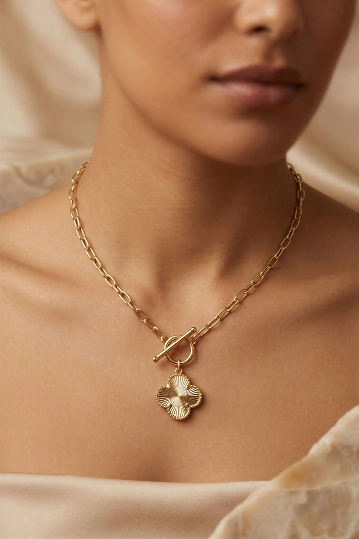 Dümen Kilit Yonca Model Gold Altın Kaplama Kolye