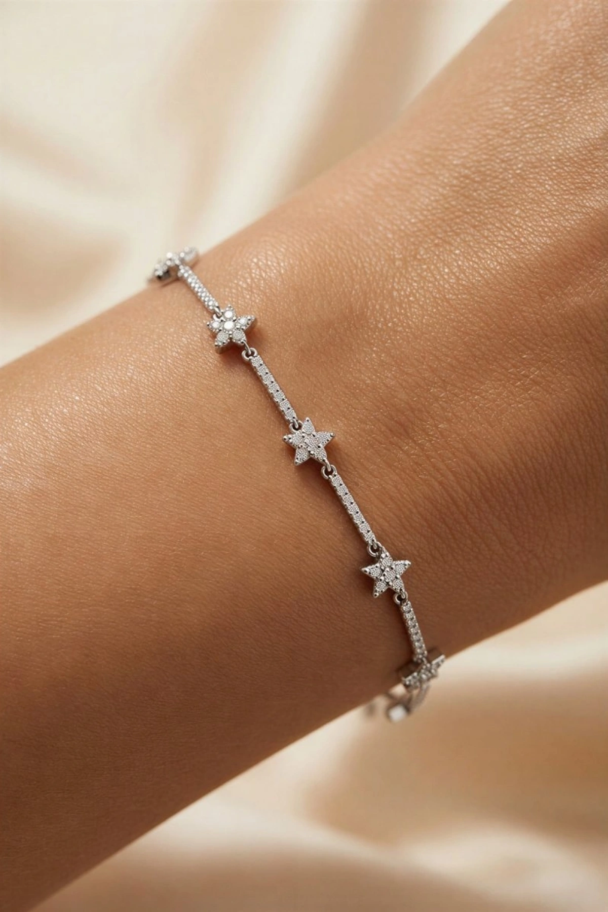 Minik Yıldız Model Beyaz Altın Kaplama Bileklik