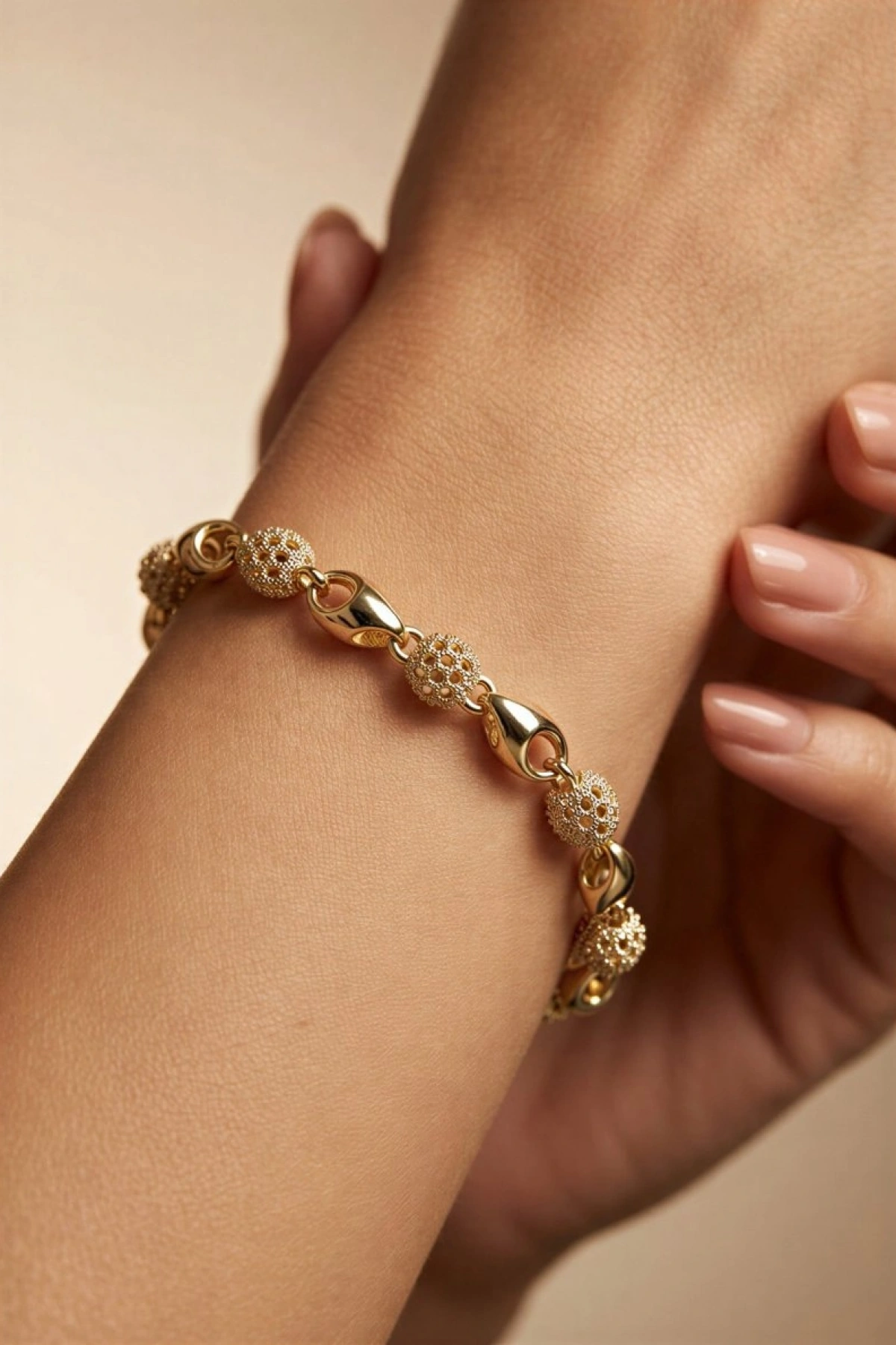 Delik Top Model Gold Altın Kaplama Bileklik