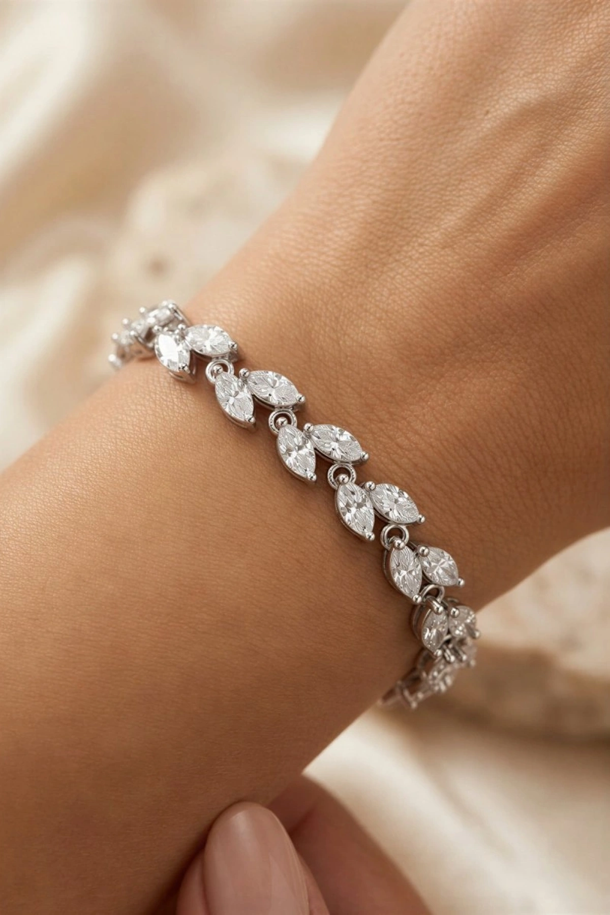 Yaprak Model Beyaz Altın Kaplama Bileklik