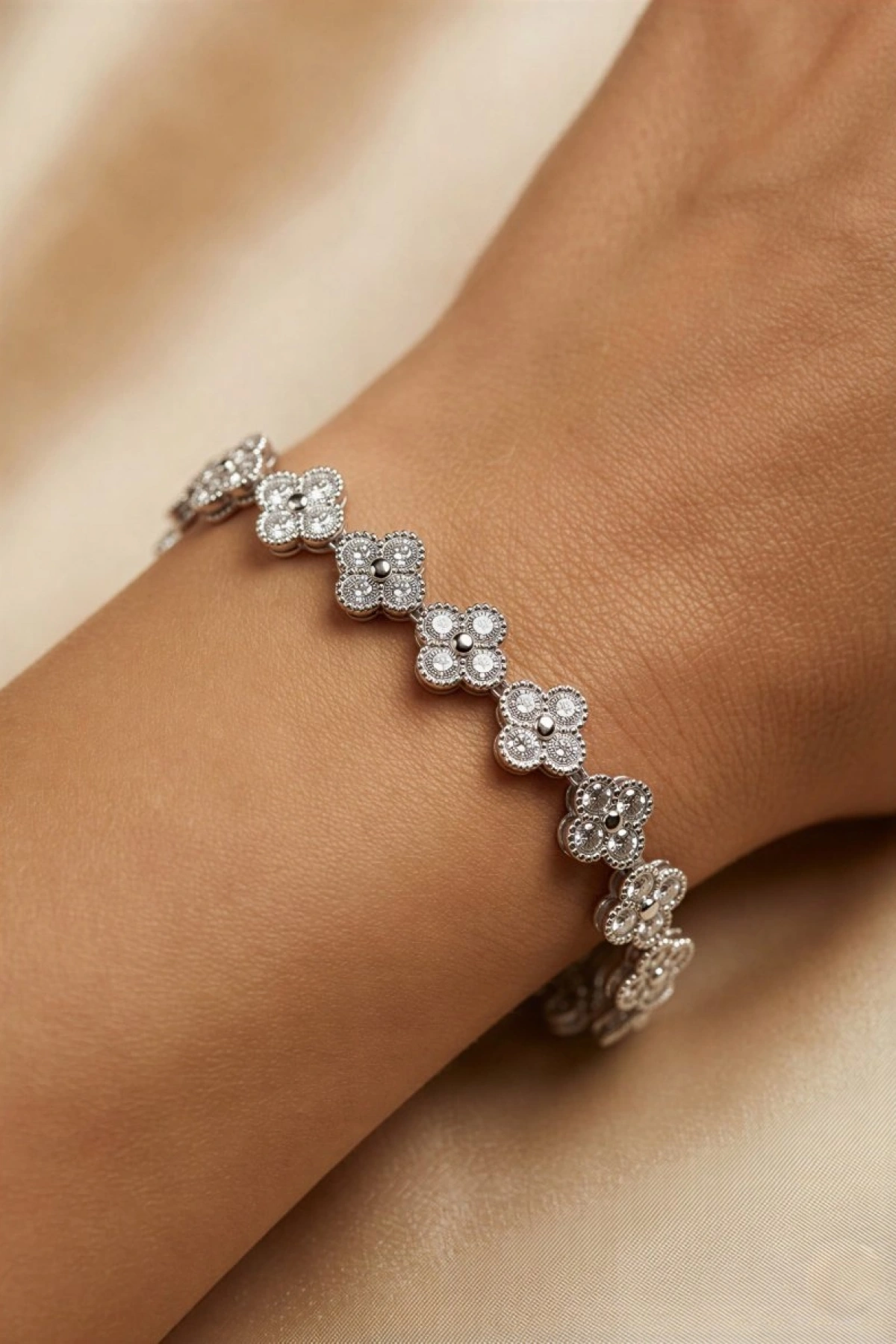 Taşlı Yonca Model Beyaz Altın Kaplama Bileklik