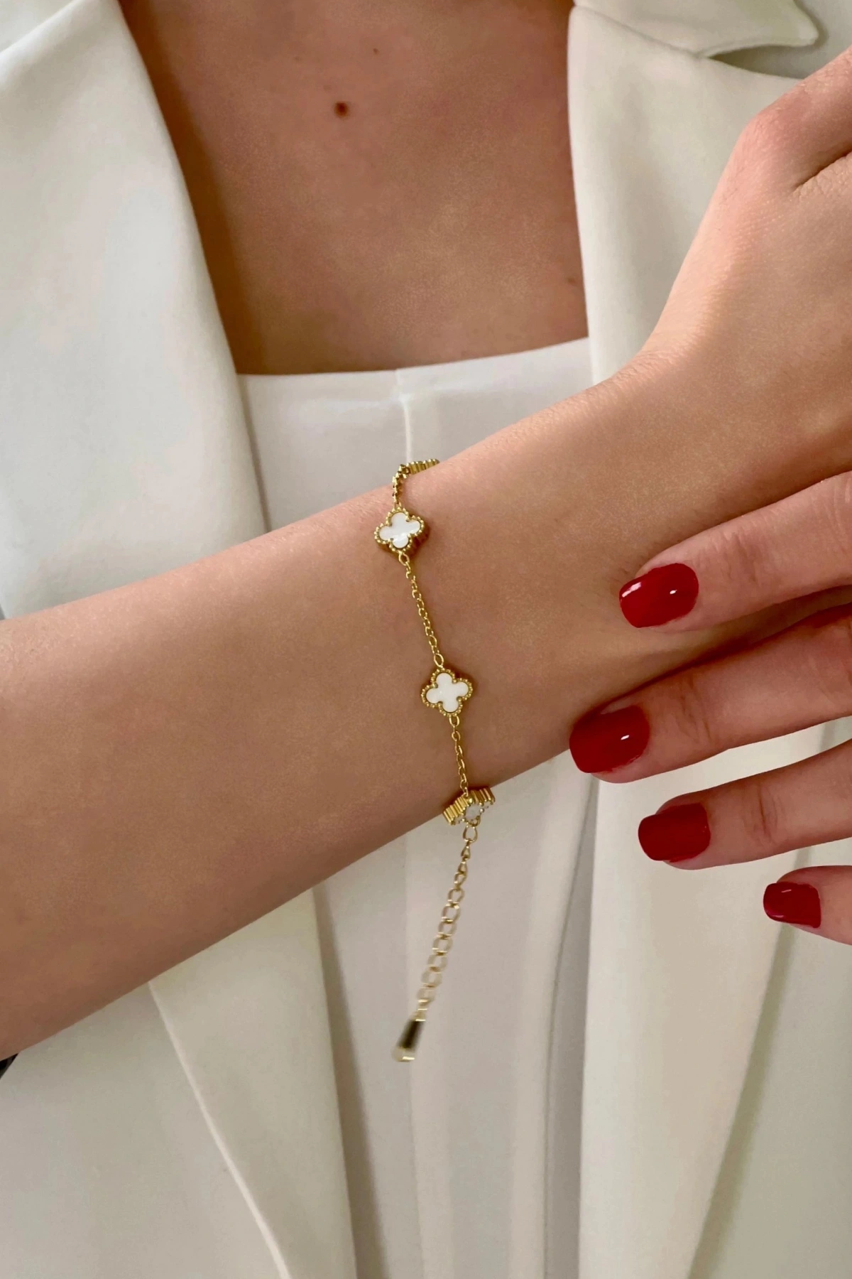 Beyaz Desenli Yonca Detay Gold Altın Kaplama Çelik Bileklik