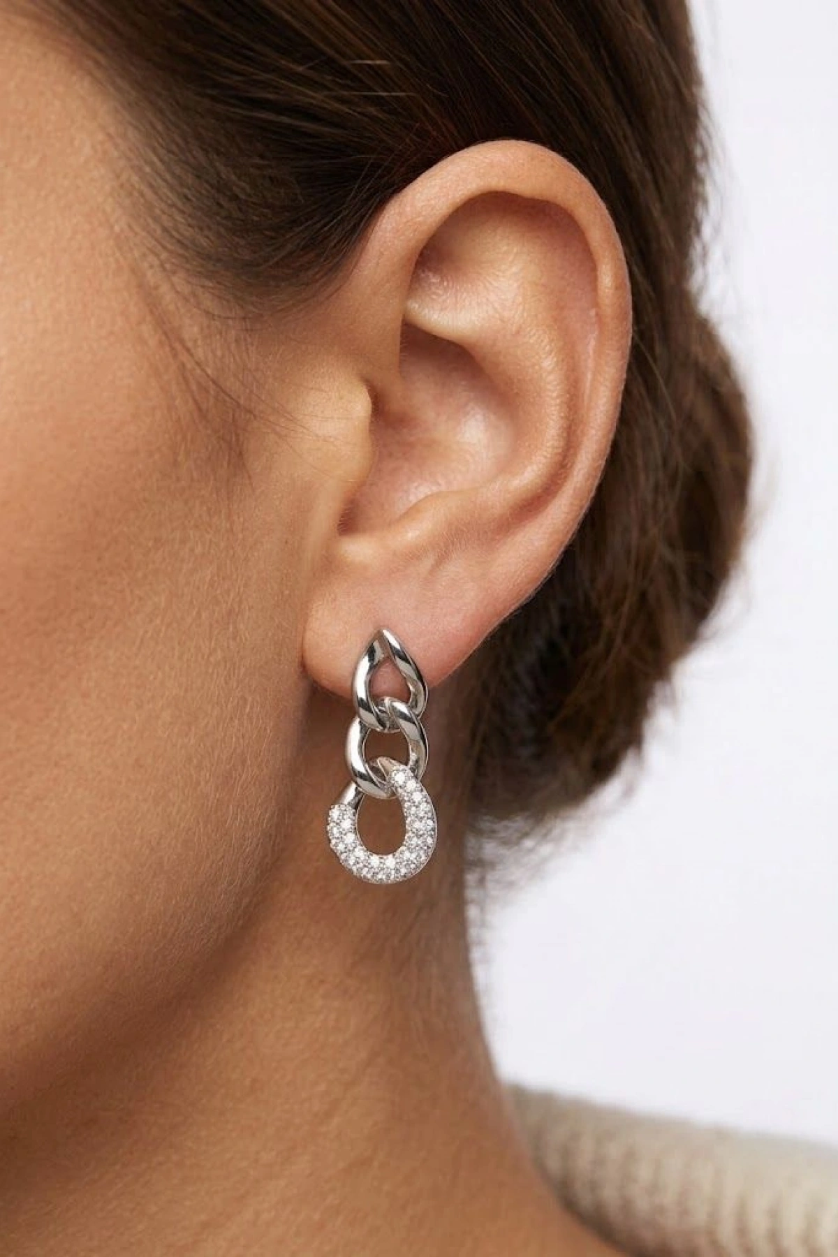 Beyaz Taş Detay Halka Geçişli Beyaz Altın Kaplama Küpe