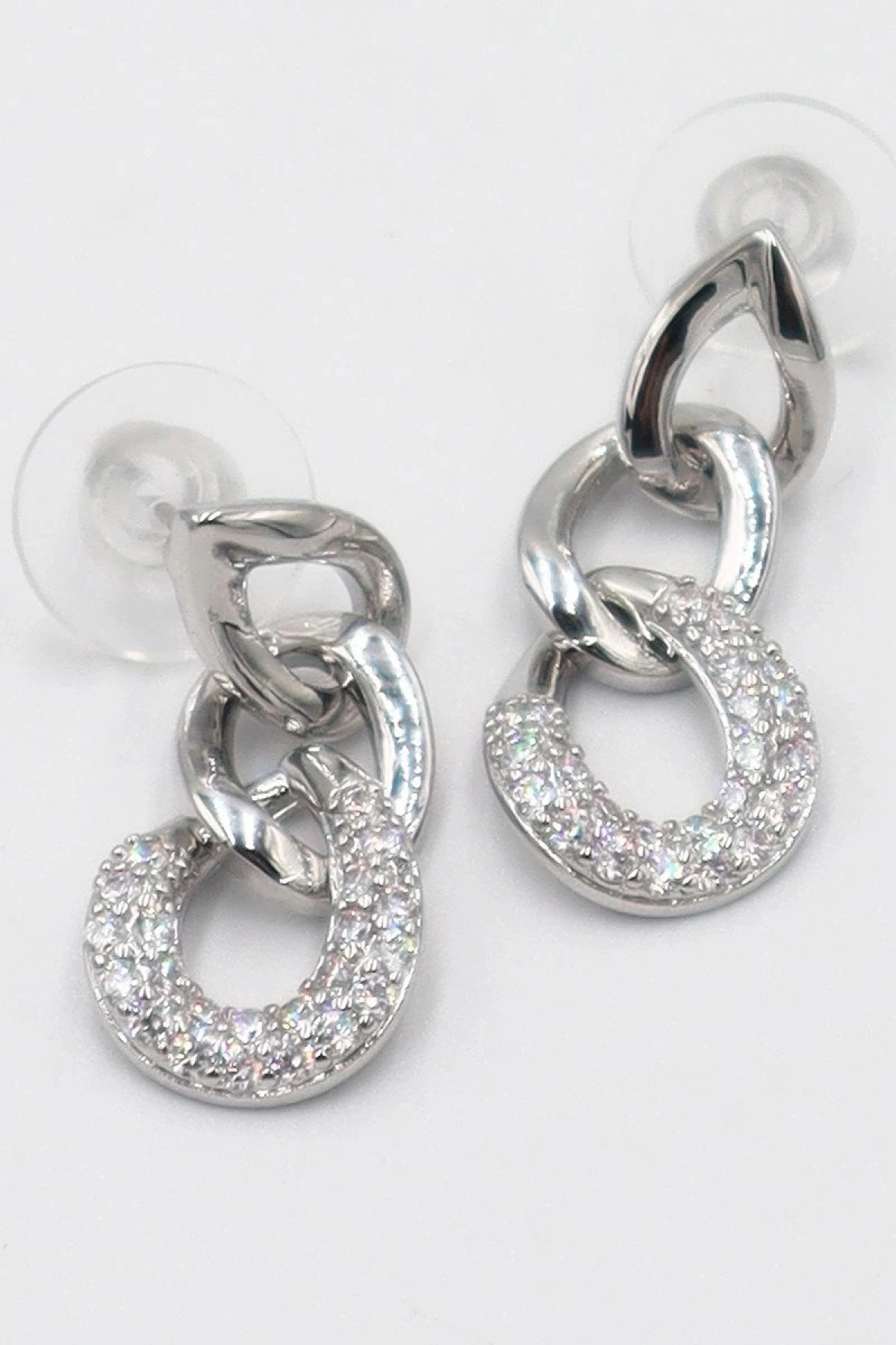 Beyaz Taş Detay Halka Geçişli Beyaz Altın Kaplama Küpe