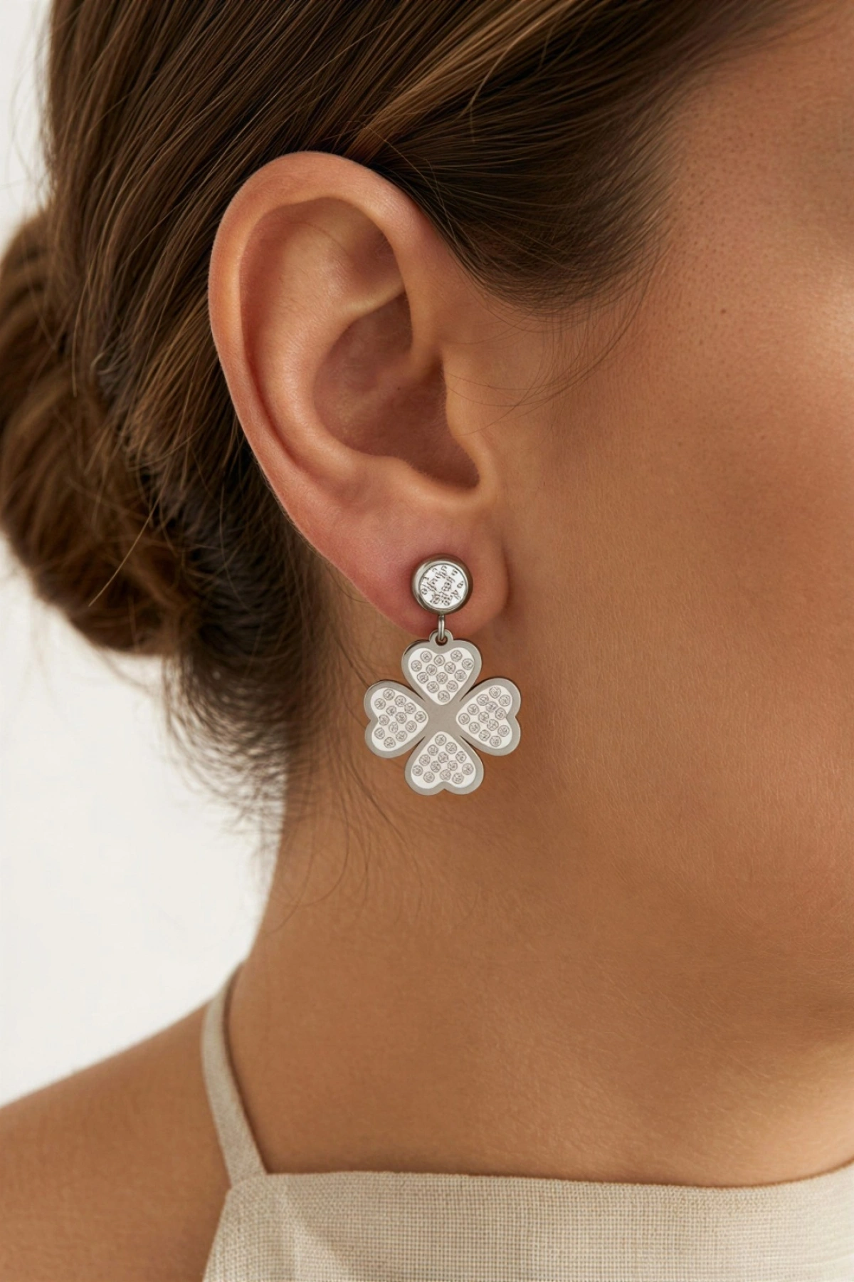 Yonca Model Taş Detay Beyaz Altın Kaplama Çelik Küpe