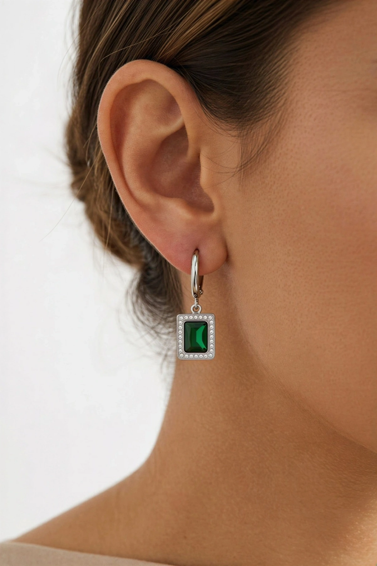 Baget Model Zümrüt Taş Çelik Beyaz Altın Kaplama Küpe