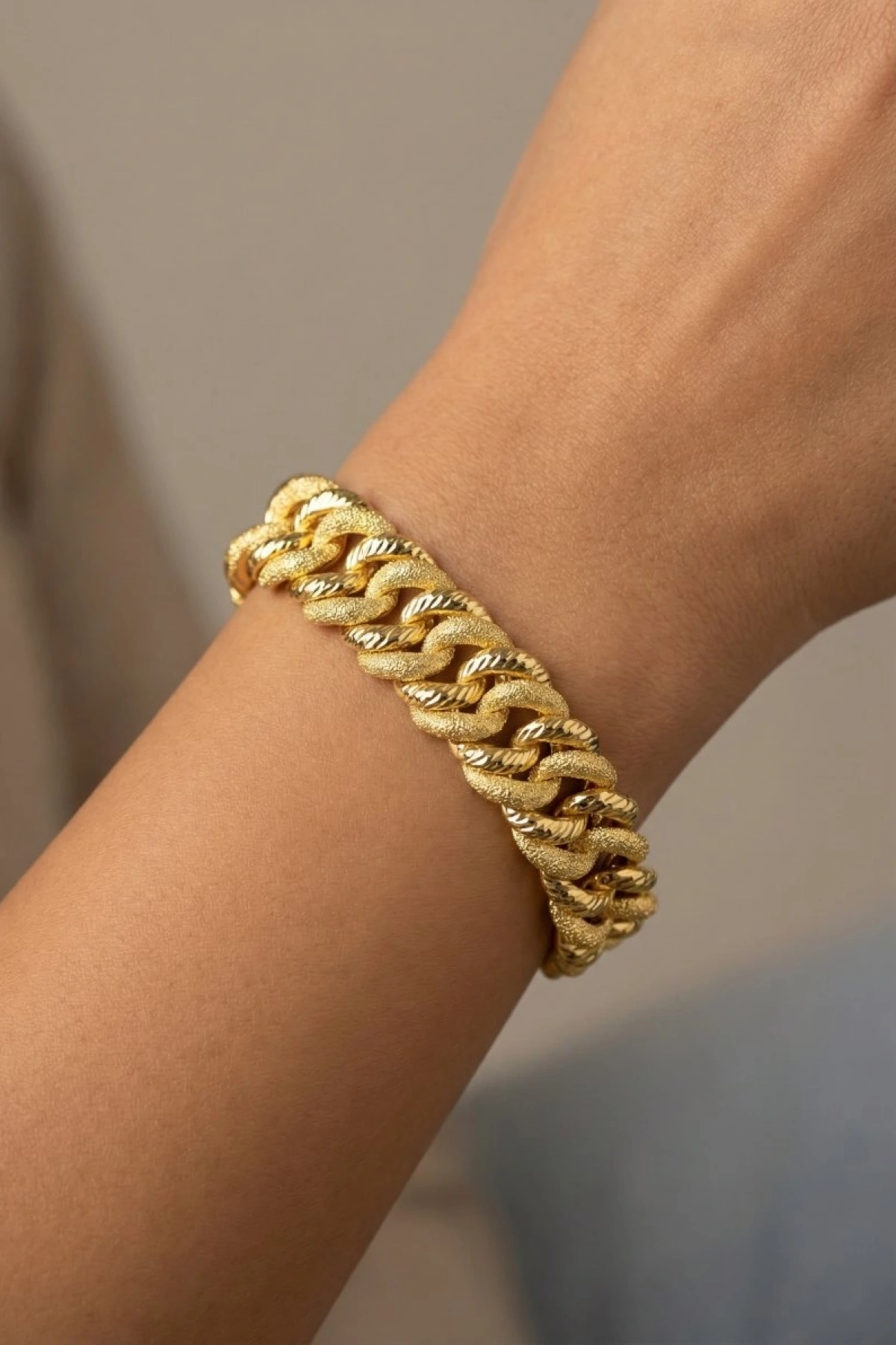 Yarı Simli Yarı Desenli Uzay Yolu Model Gold Altın Kaplama Bileklik