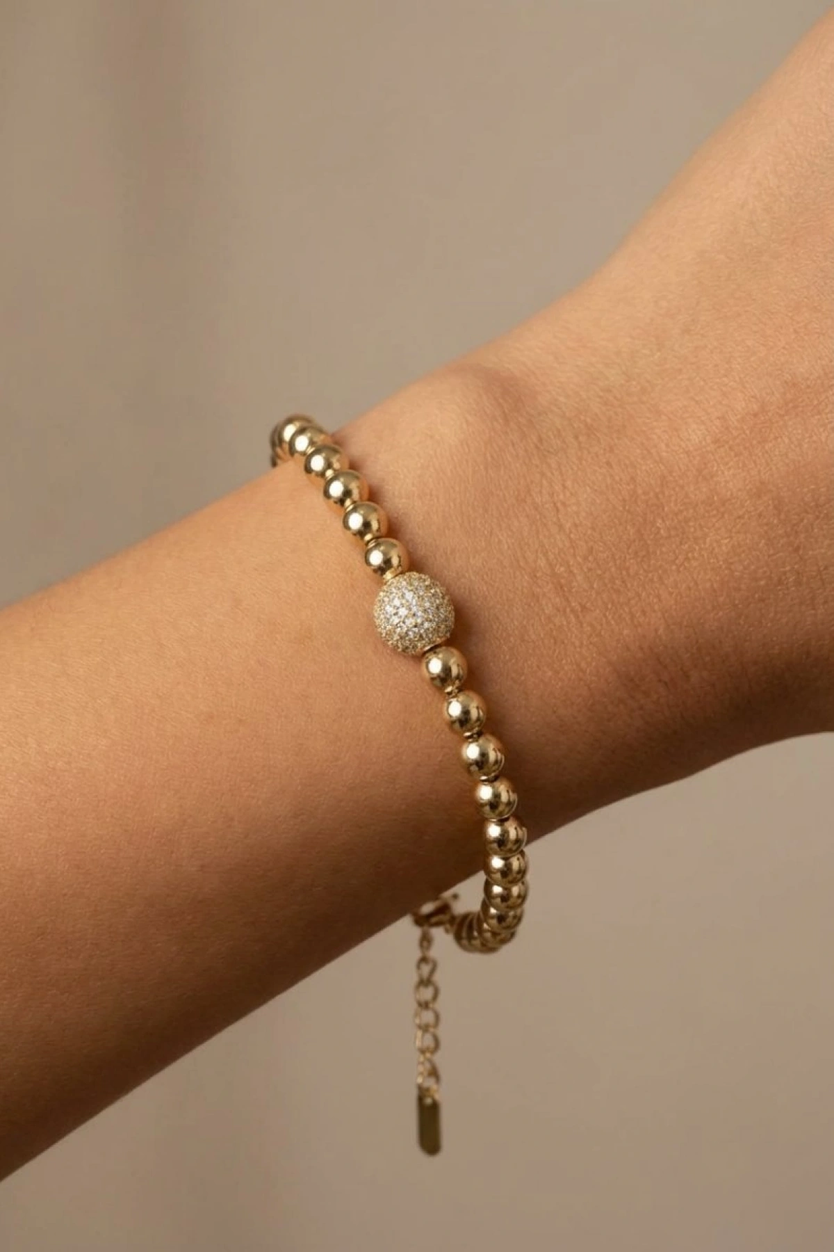 Dorika Model Taşlı Top Detay Gold Altın Kaplama Bileklik