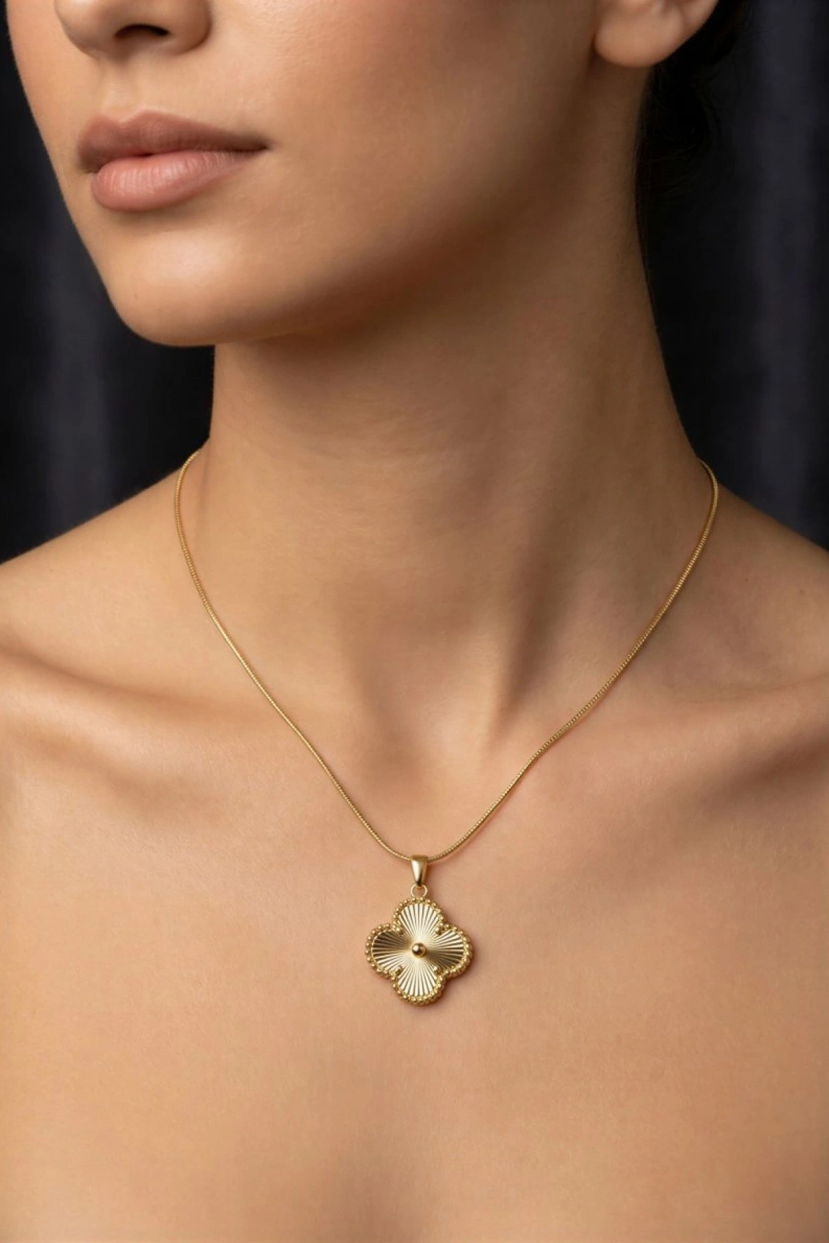 Çizgi  Detay Yonca Model Gold Altın Kaplama Kolye