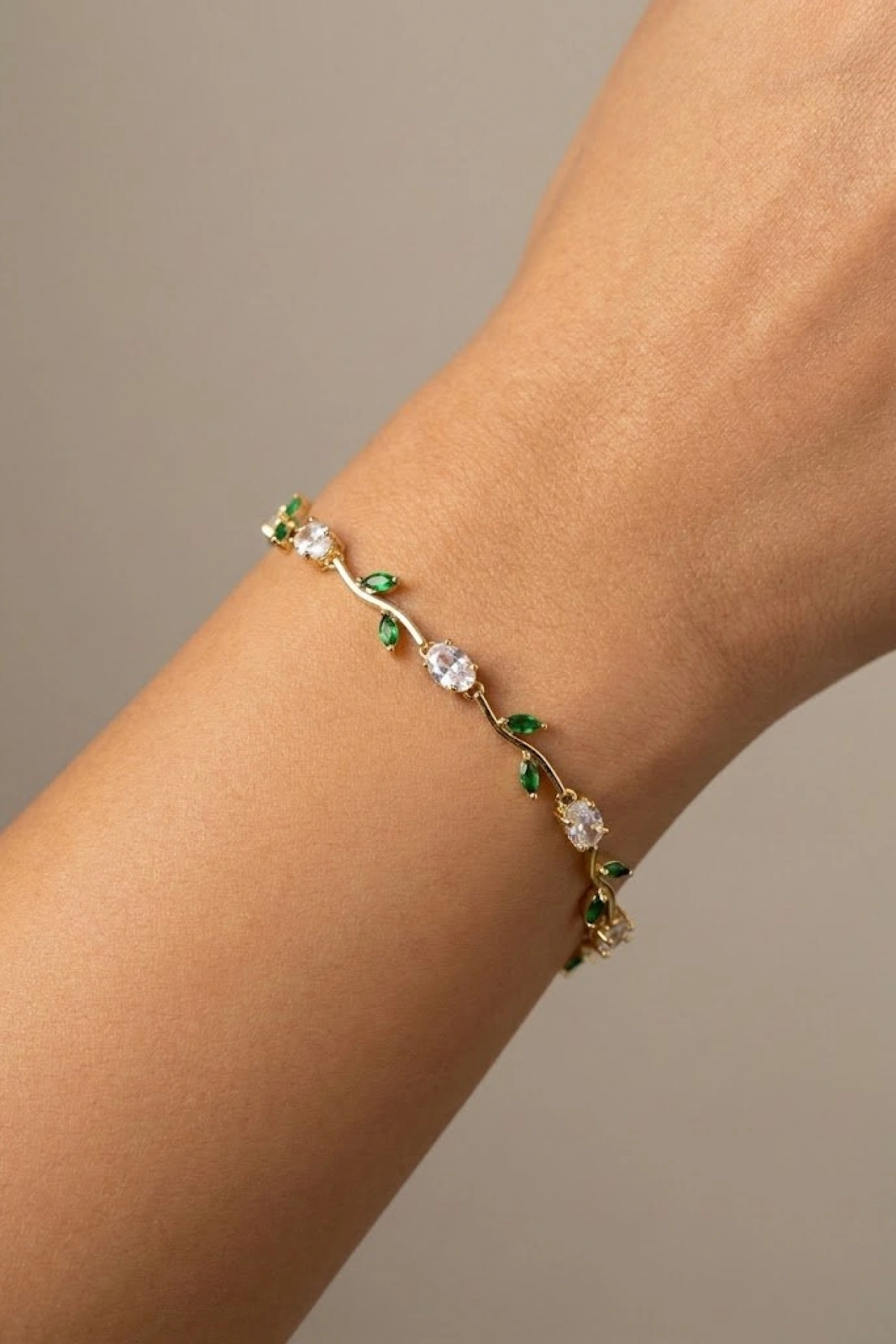 Yaprak Model Yeşil Taş Detay Gold Altın Kaplama Bileklik