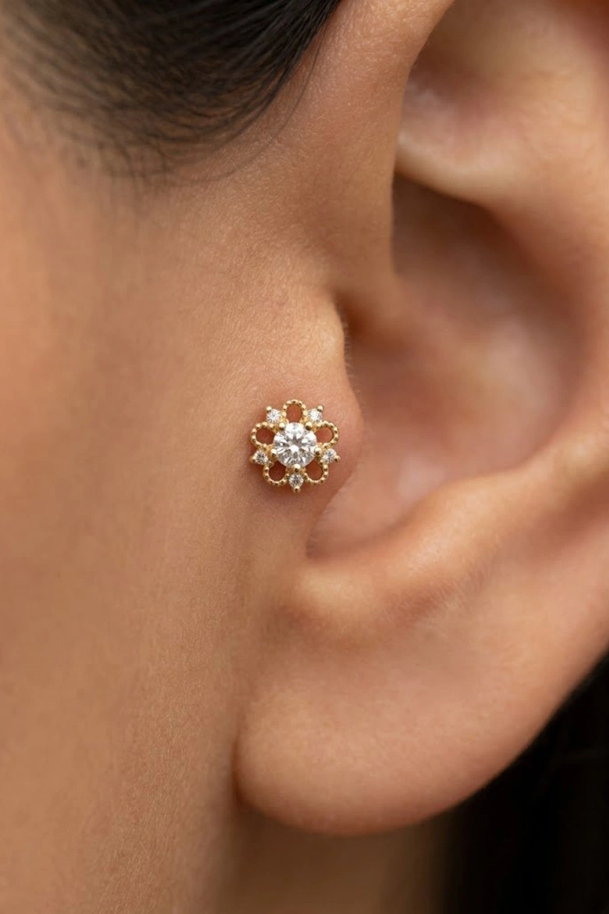 Flower Model Gold Altın Kaplama Tragus Çelik Piercing