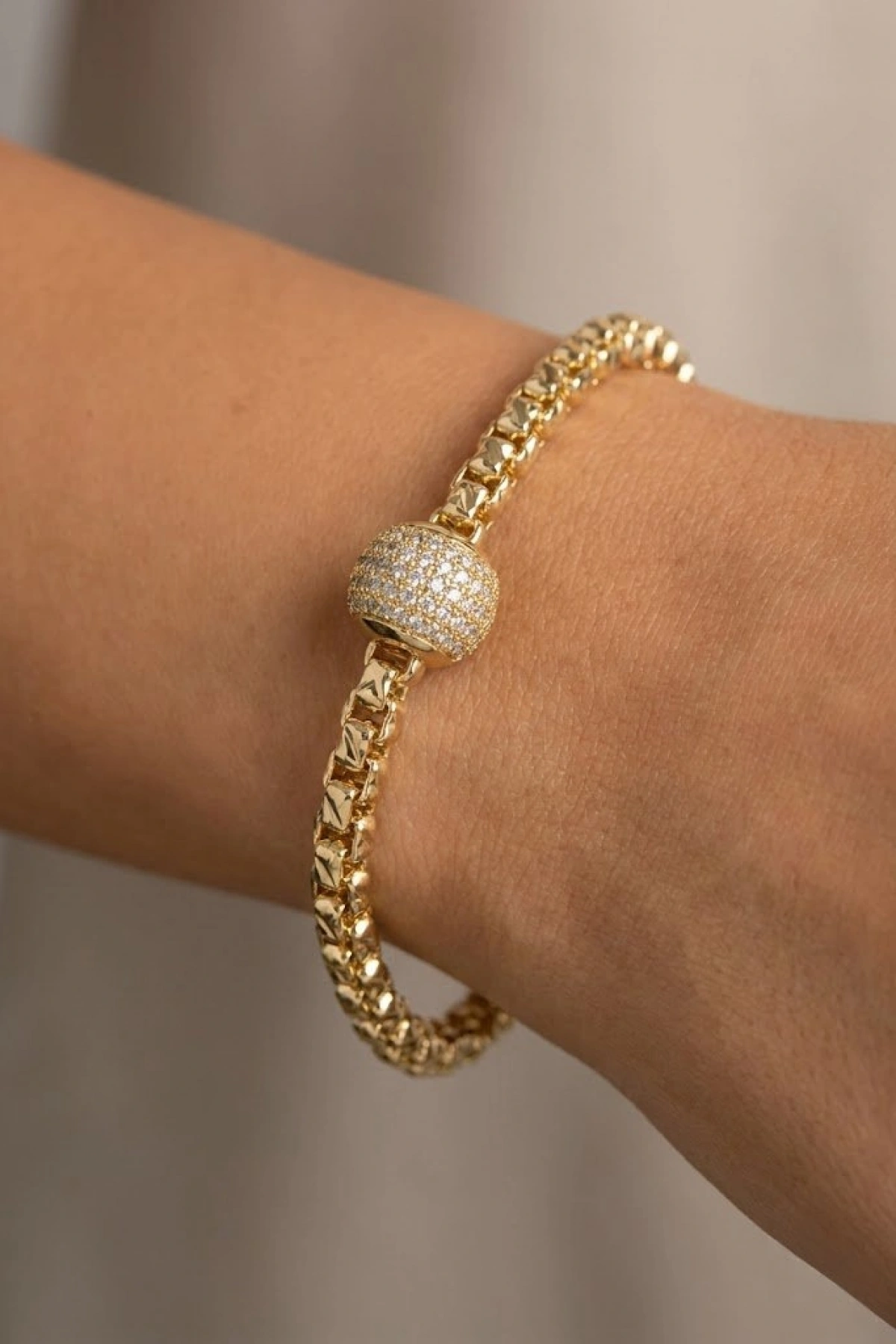 Desenli Zincir Taşlı Top Model Gold Altın Kaplama Bileklik