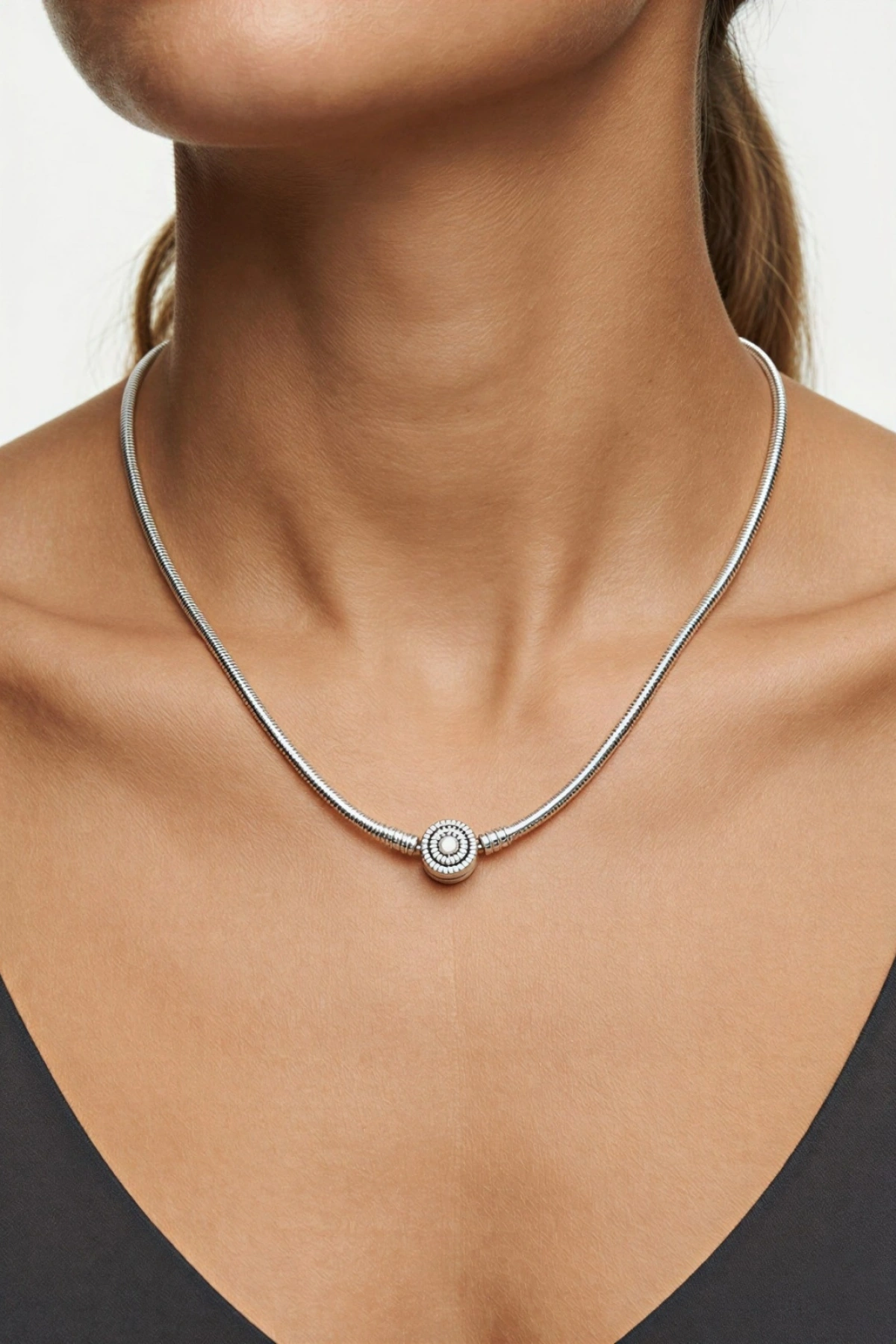 P. Model Taşlı Detay Beyaz Altın Kaplama Çelik Kolye