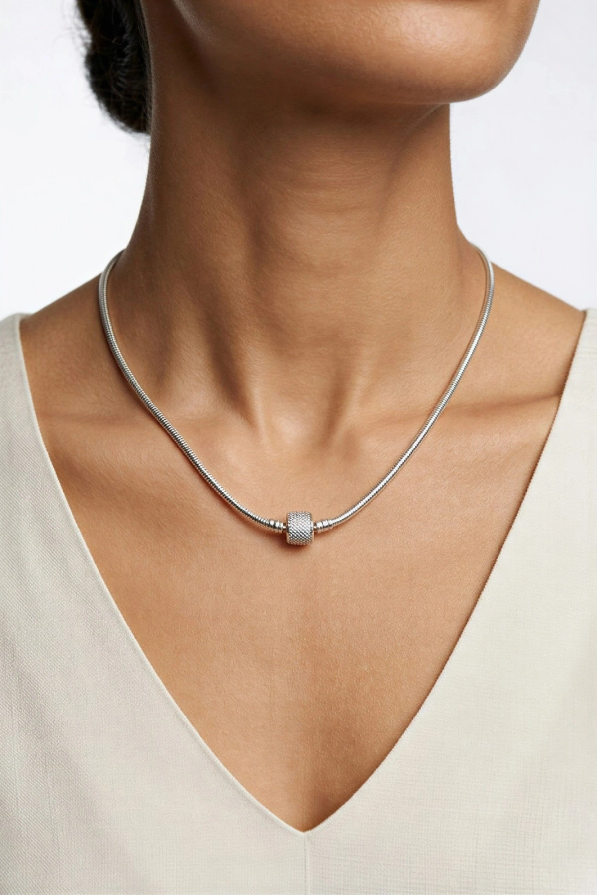 P. Model Silindir Taşlı Detay Beyaz Altın Kaplama Çelik Kolye