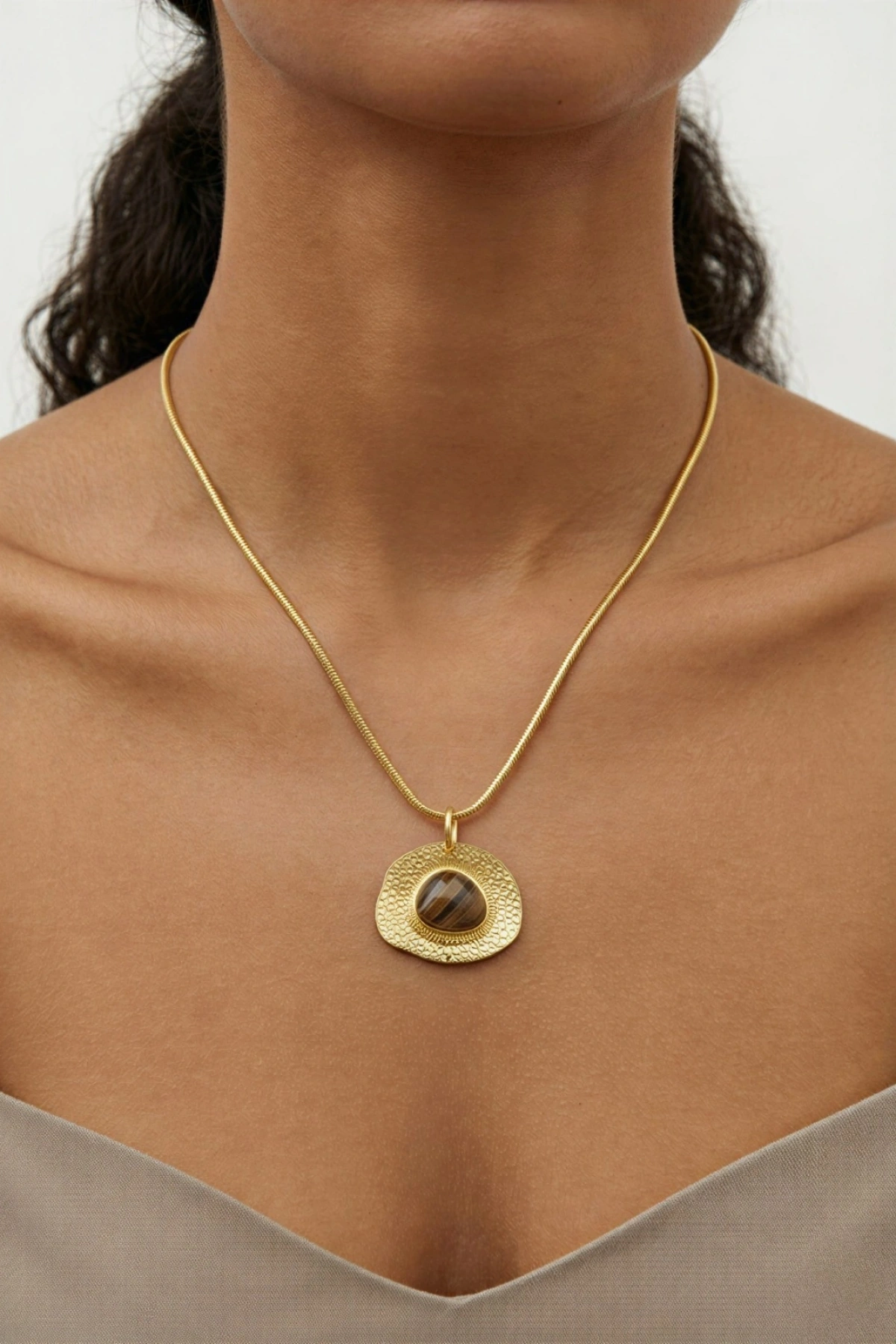 Galaksi Model Koyu Kahve Taş Detay Gold Altın Kaplama Kolye