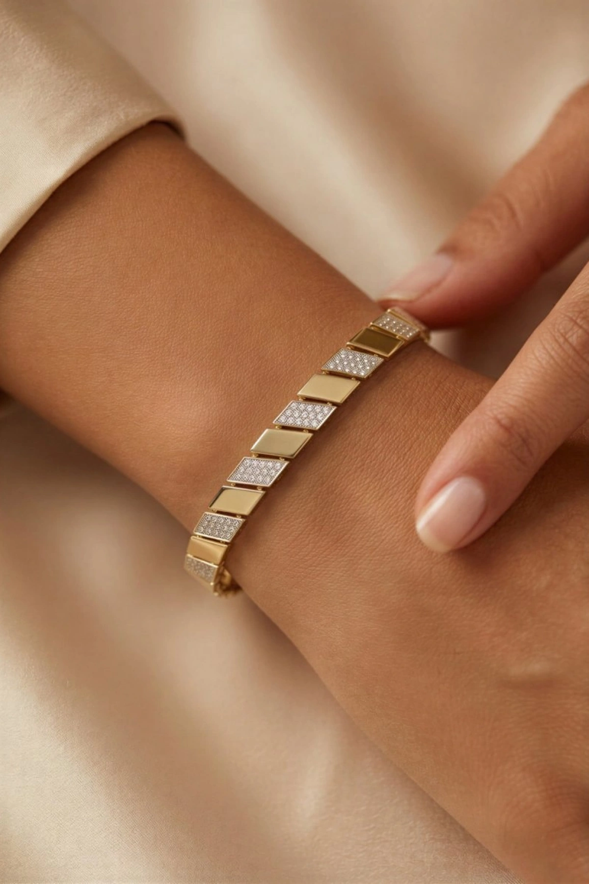 Taş Detay Eğik Model Gold Altın Kaplama Bileklik