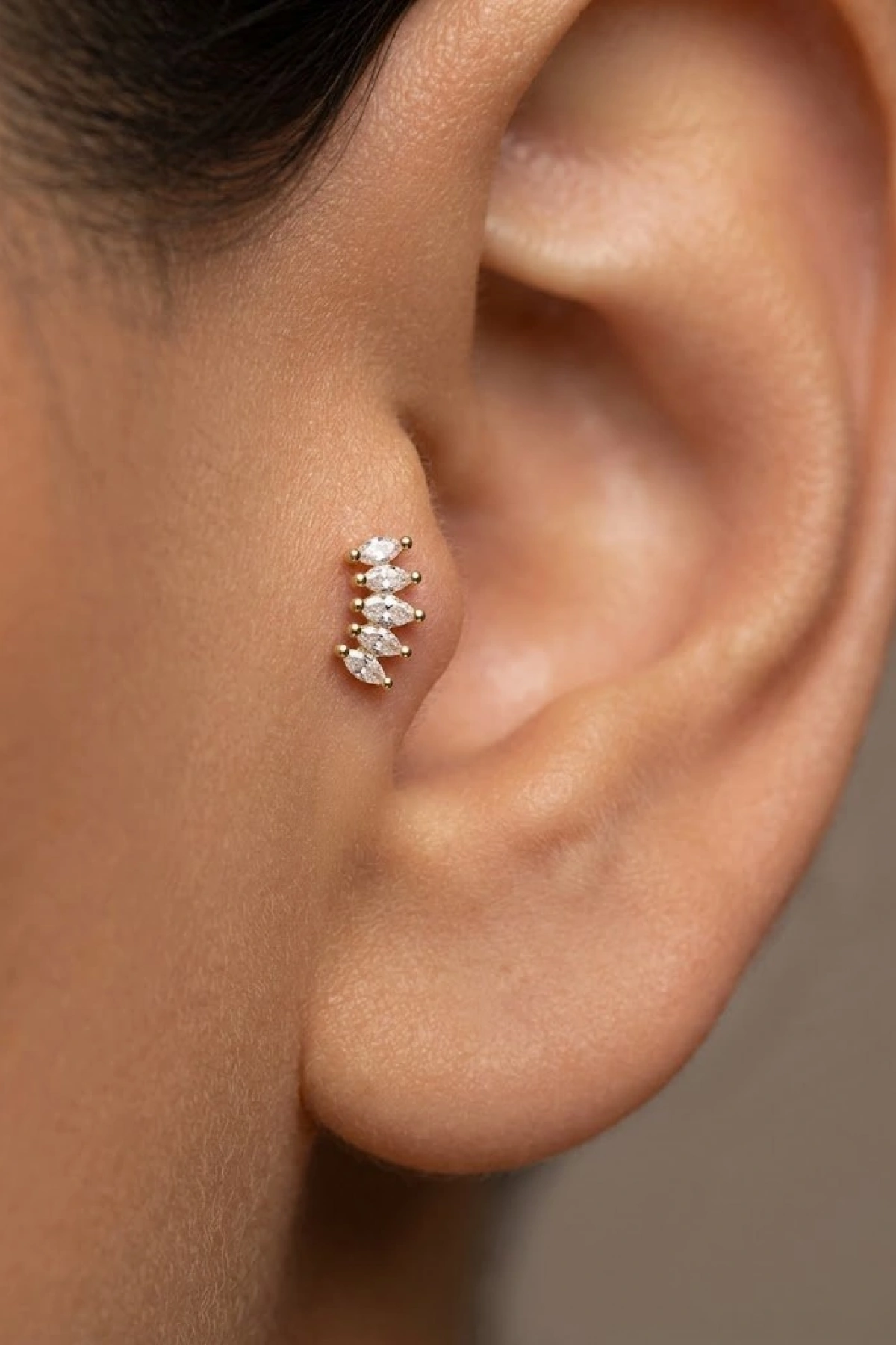 Dört Taş Model Gold Altın Kaplama Tragus Çelik Piercing