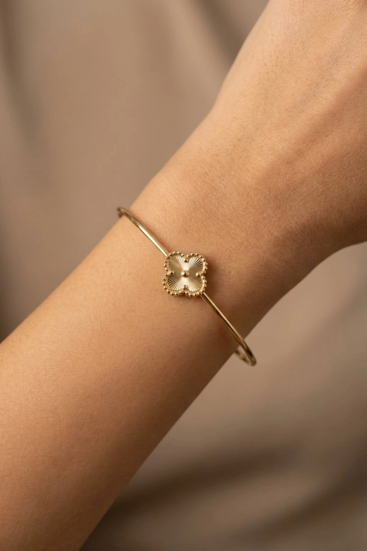 Yay Model Çizgi Yonca Detay Gold Altın Kaplama Bileklik