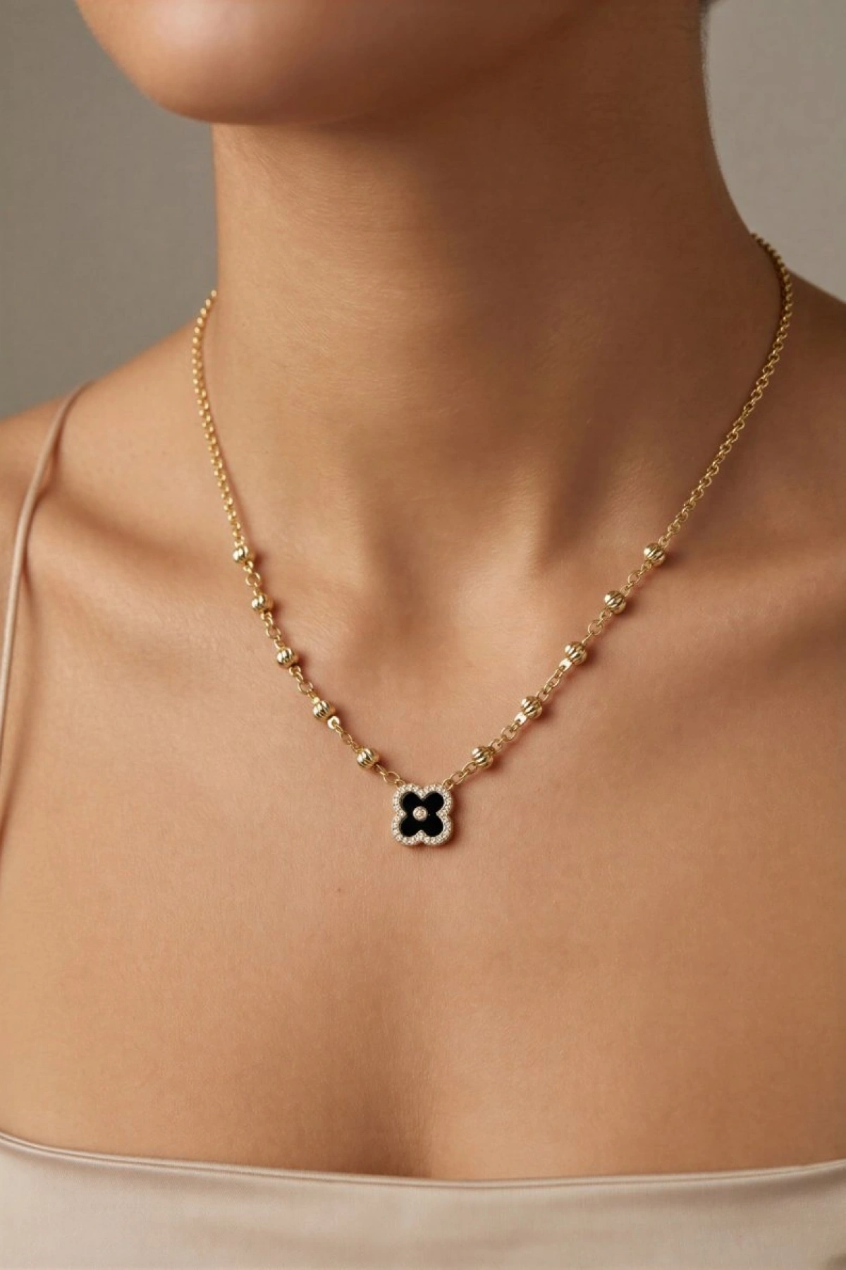 Dorika Detay Siyah Yonca Model Gold Altın Kaplama Kolye