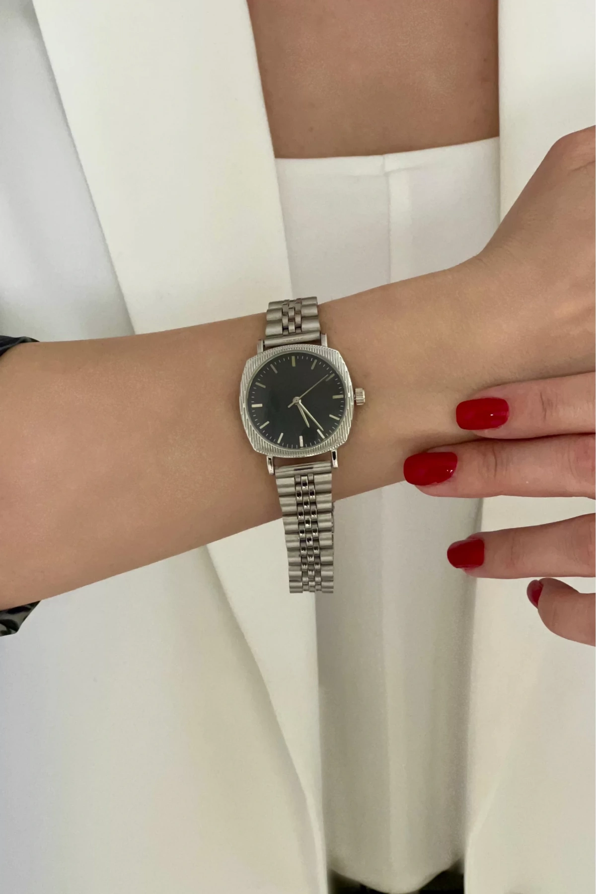 Kare Kordon Çizgi Detay Beyaz Kadın Kol Saati