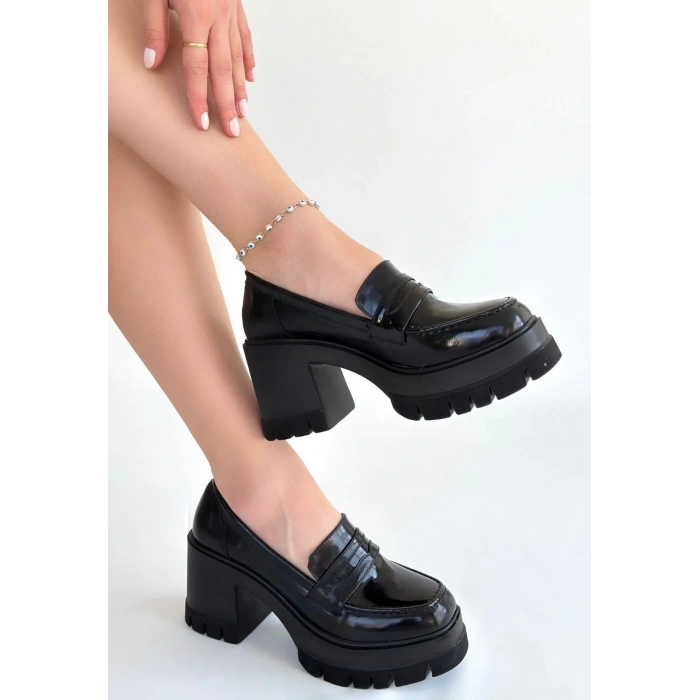 Janes Siyah Rugan Dolgu Topuk Ayakkabı