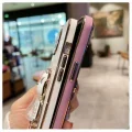 İphone 14 Pro Glossy Yumuşak Ayıcıklı Boncuklu Stantlı Telefon Kılıfı