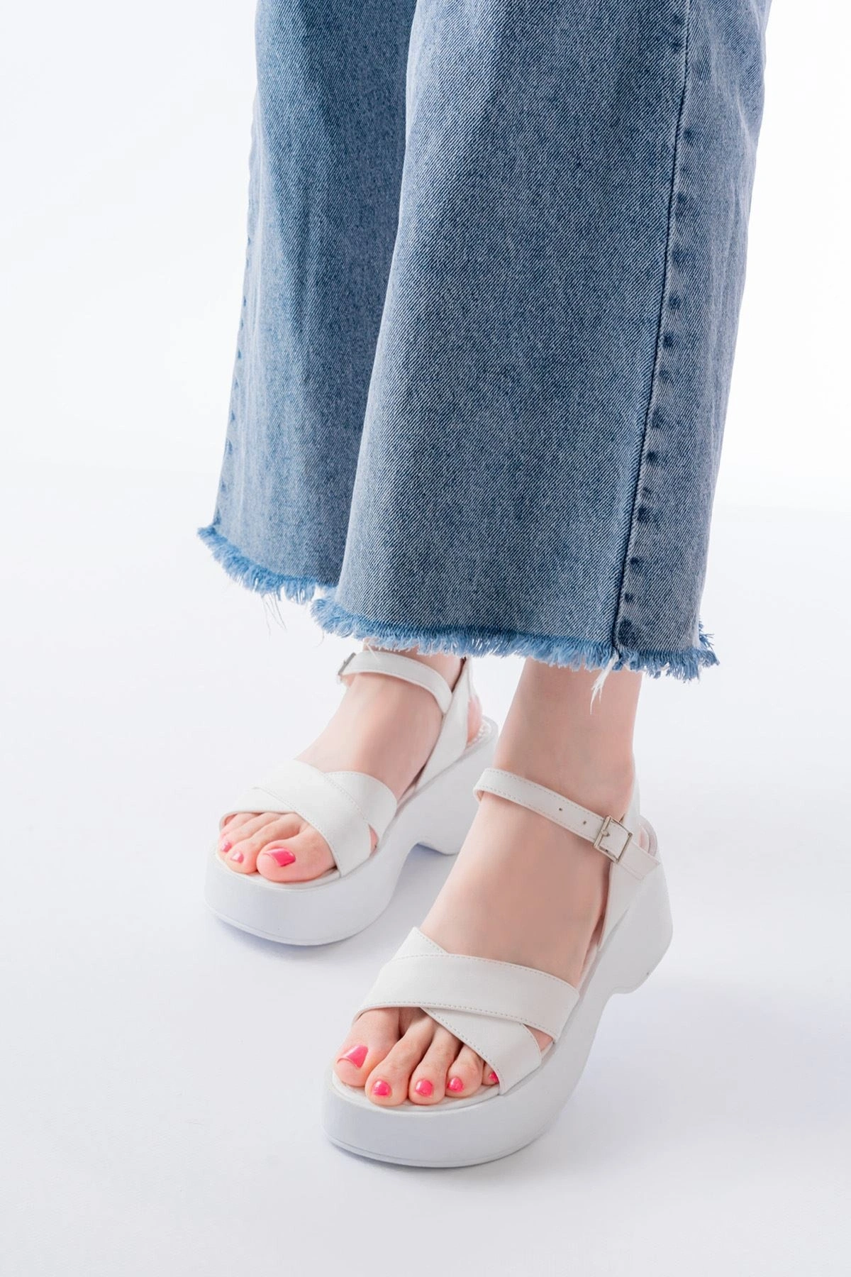24414-1005 Beyaz Günlük Çapraz Dolgu Topuk Kadın Sandalet