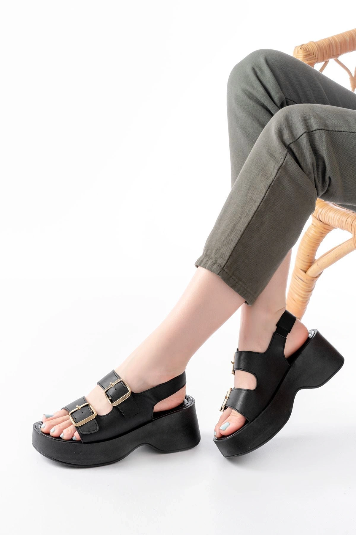 24414-572 Siyah Tokalı Günlük Dolgu Topuk Kadın Sandalet