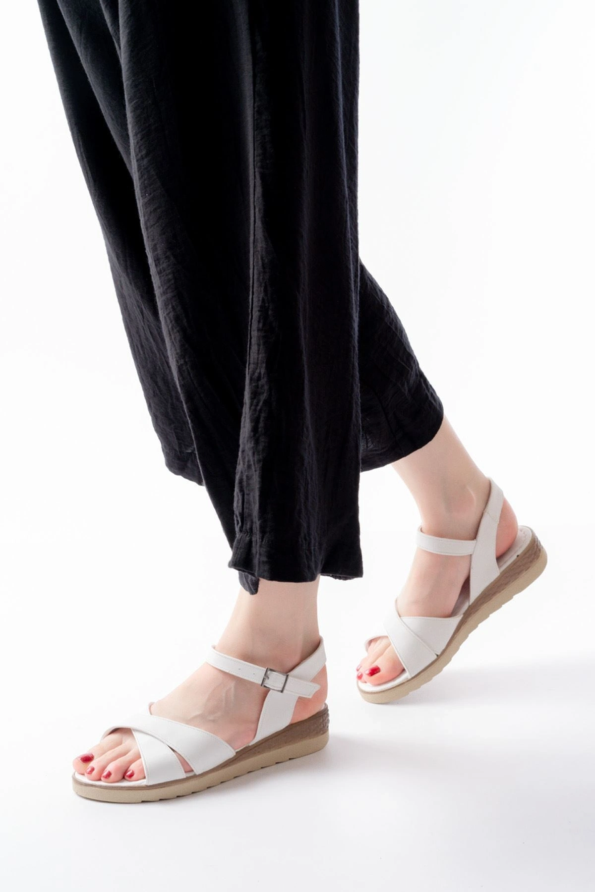 692-564 Beyaz Ortopedik Taban Çapraz Tokalı Kadın Sandalet