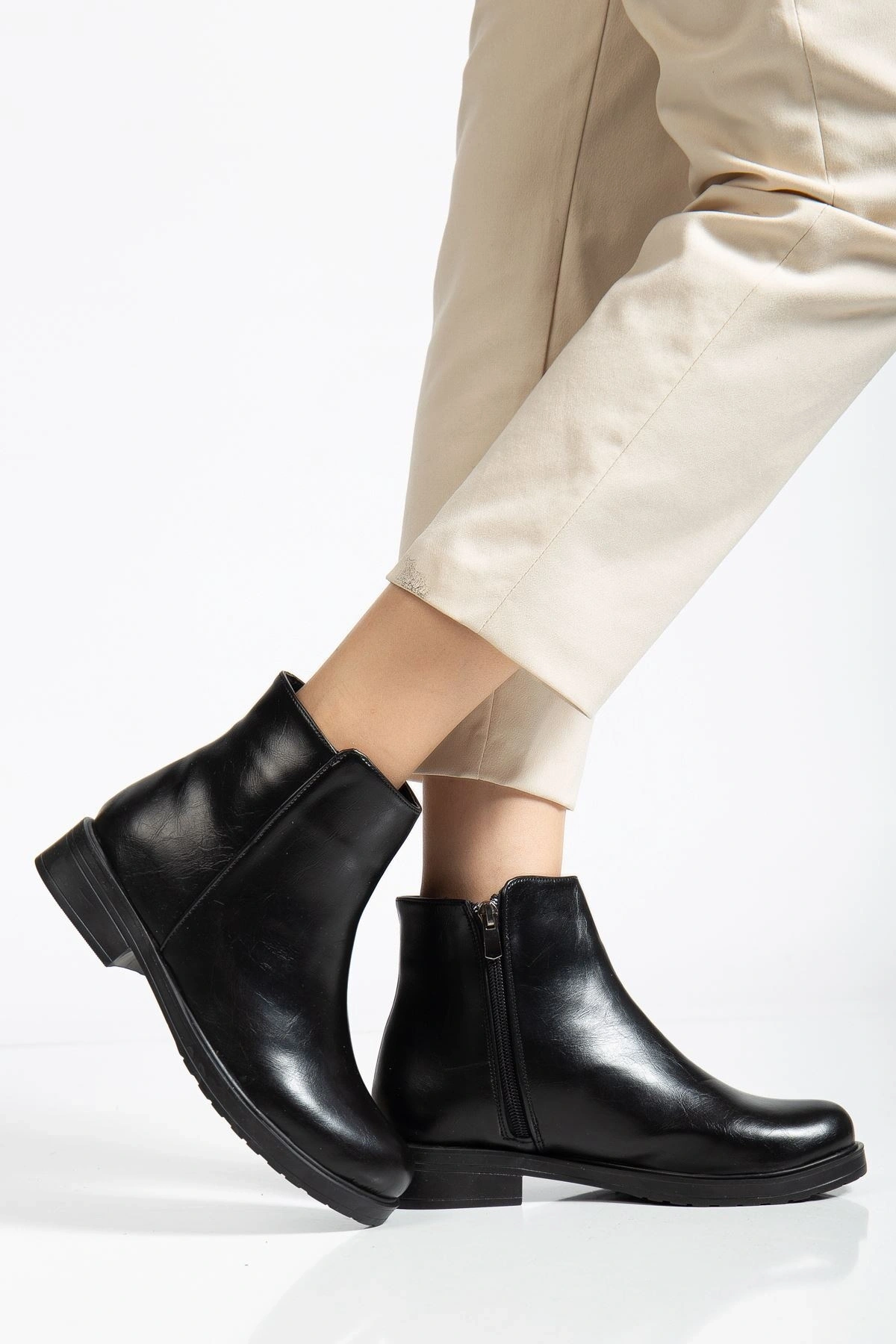 02-3033 Siyah Kırışık Rugan Fermuarlı Günlük Kadın Bot