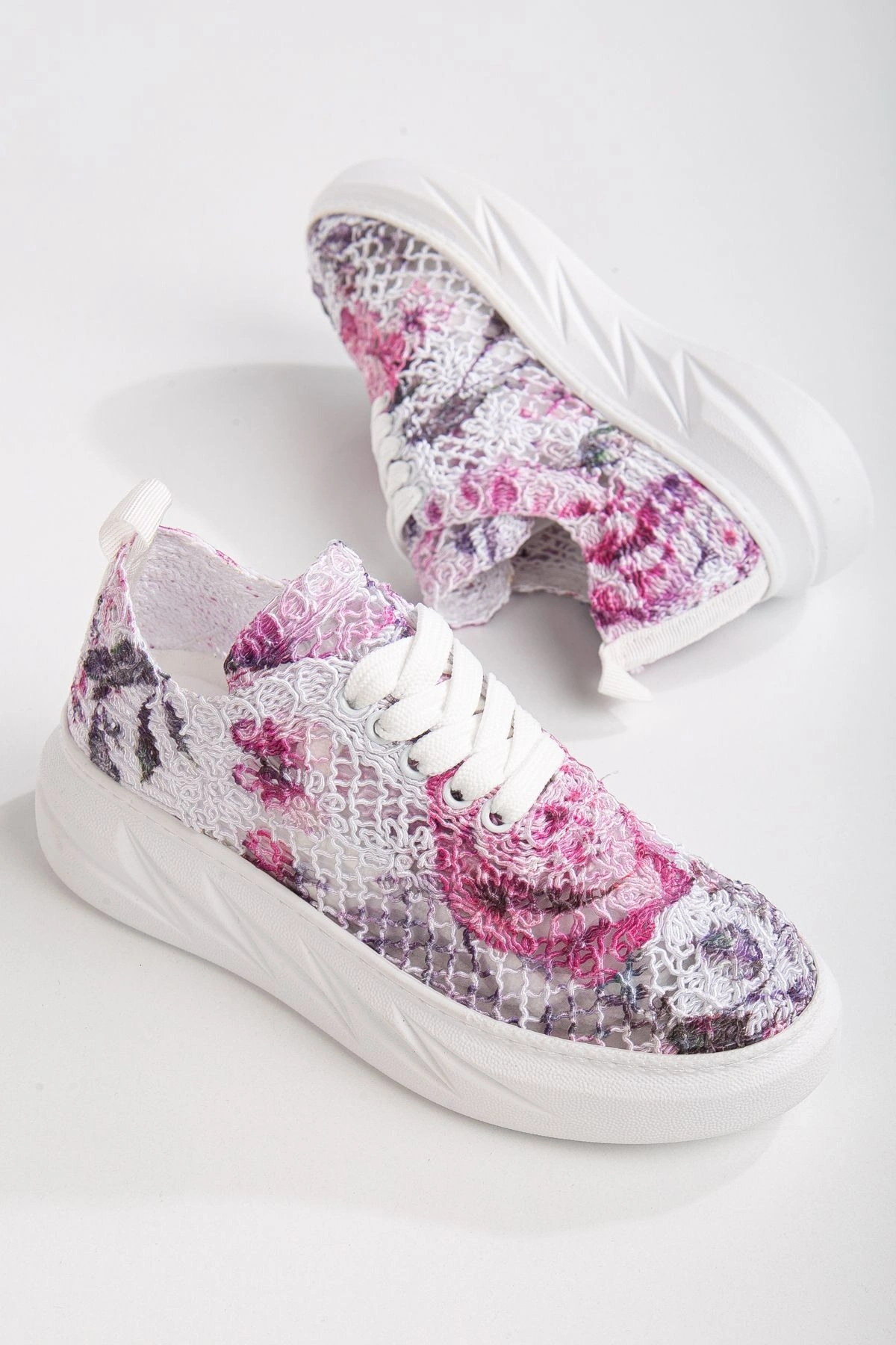 Mor Çiçek Desenli Dantel Detaylı Sneakers