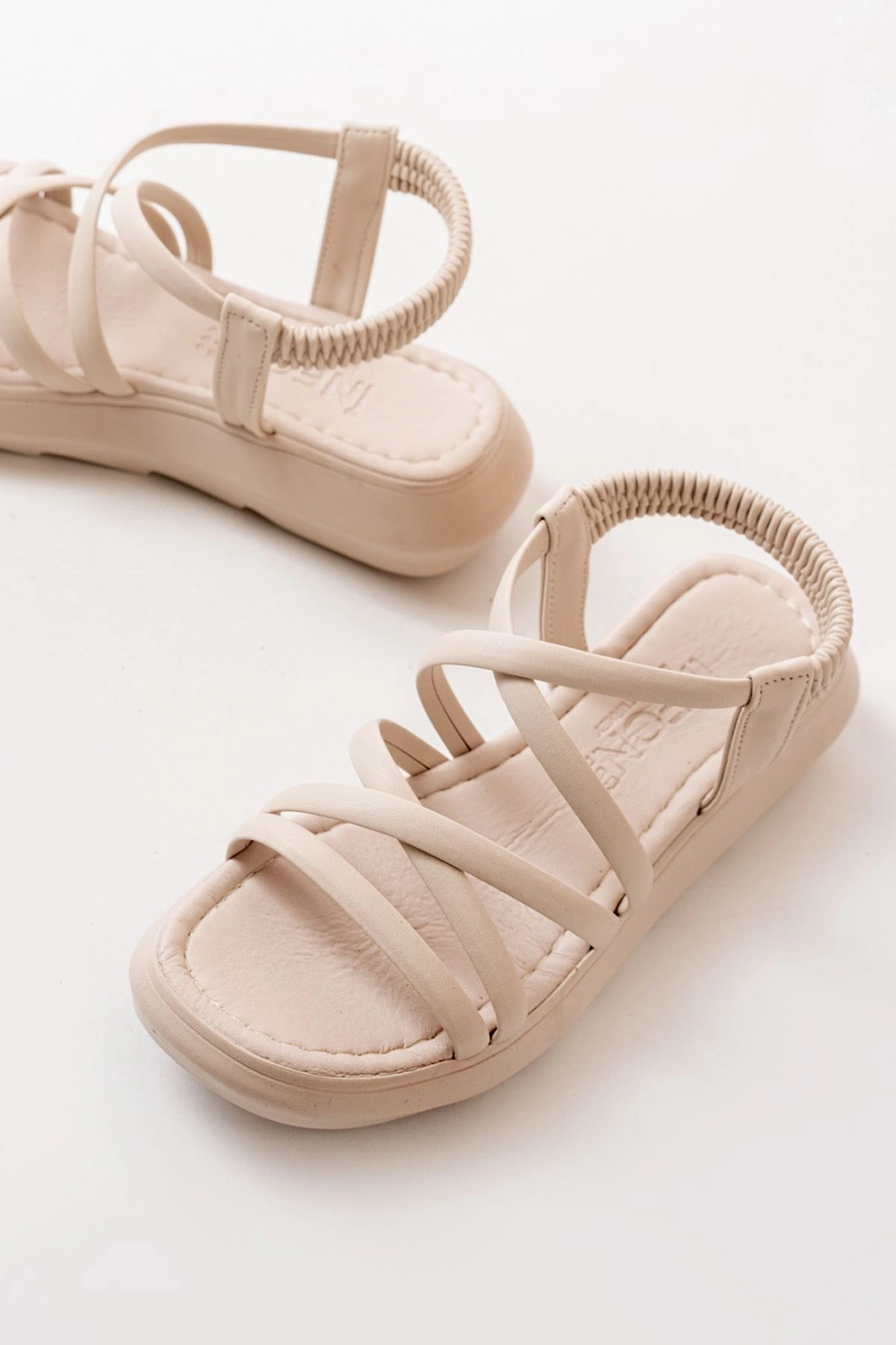 841-841 Bej Lastikli Kadın Günlük Sandalet