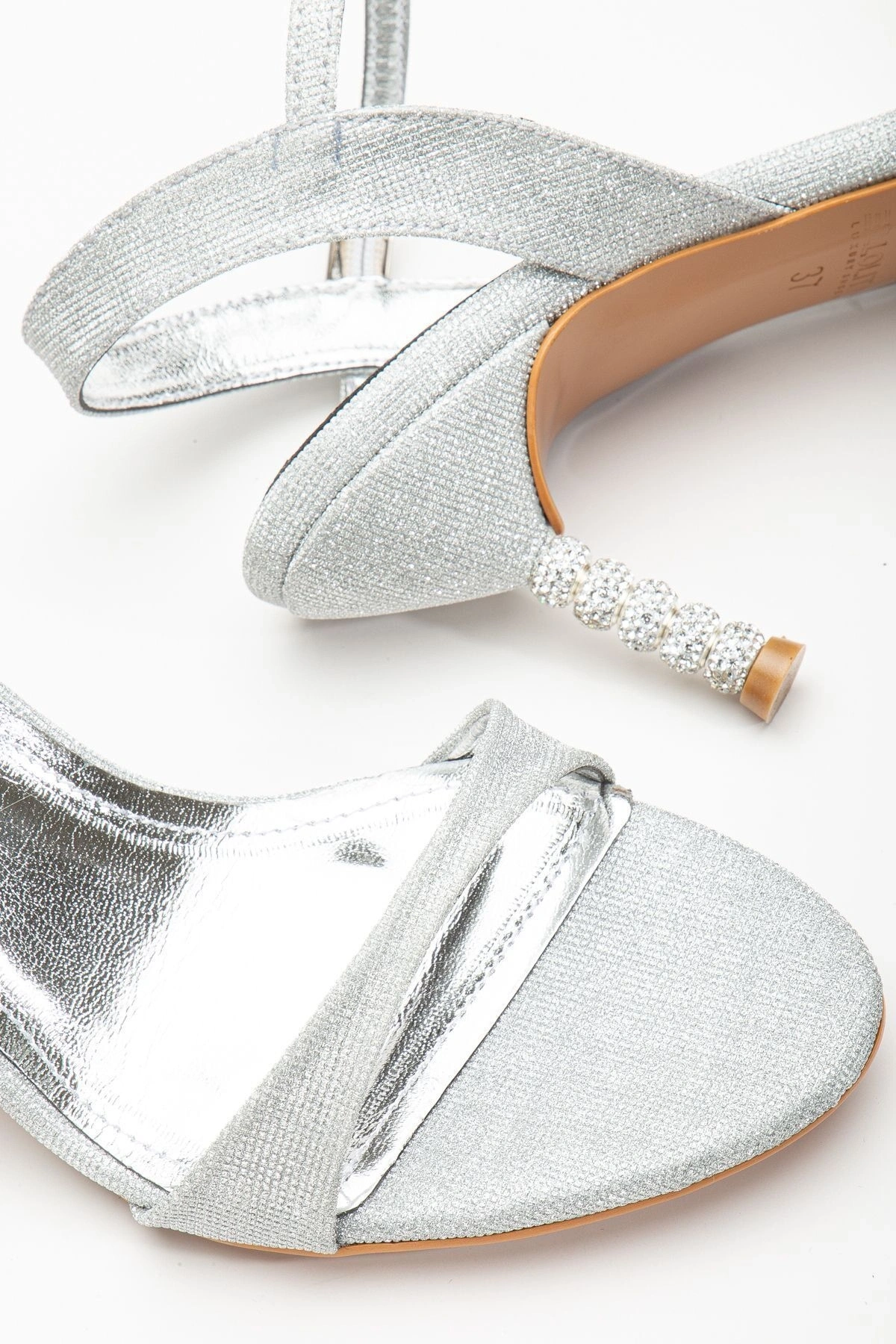 Gümüş Simli Ökçe Taş Detaylı Özel Tasarım Sandalet