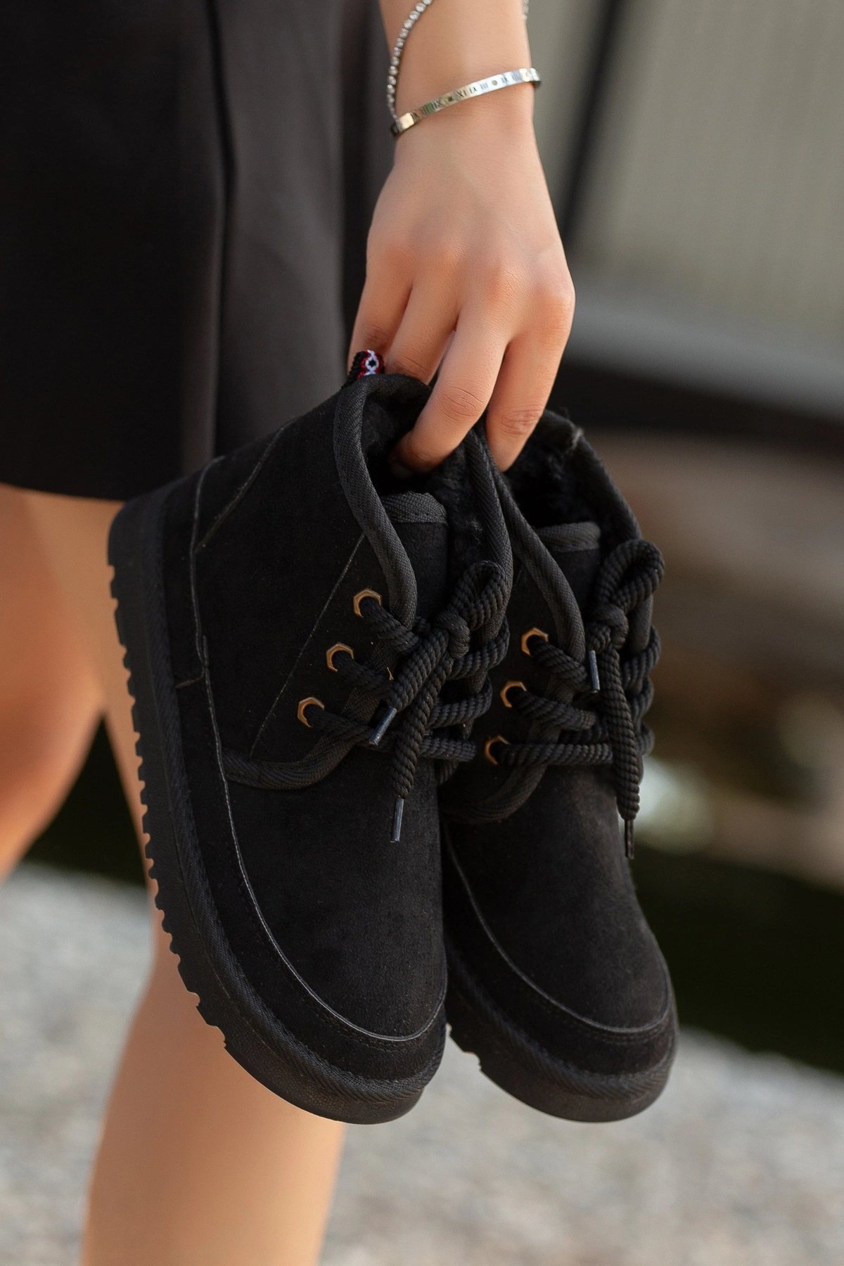 Mini İçi Kürk Astarlı Siyah Alçak Taban Bağcıklı Rahat Kadın Bot