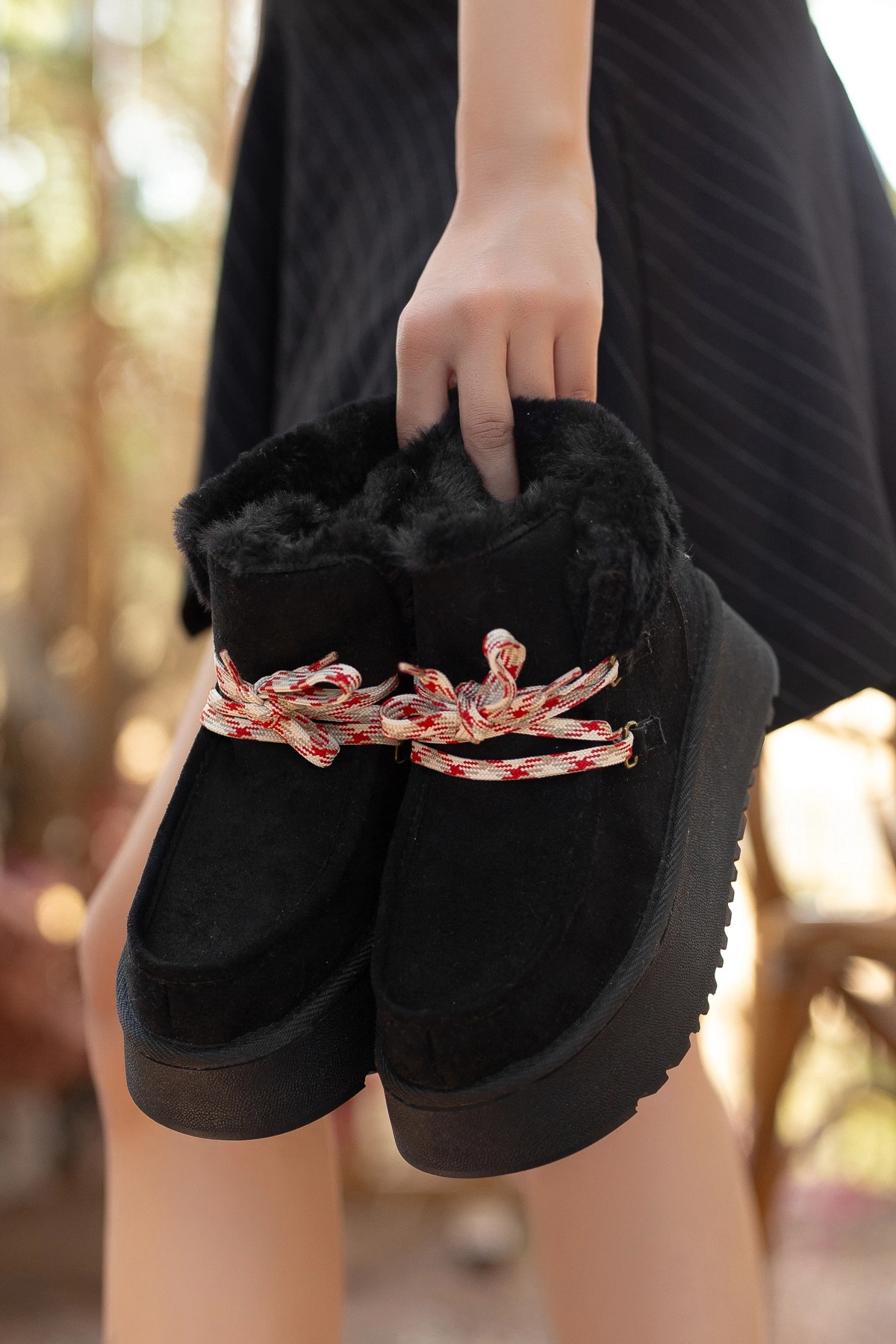 Sonya Bağcıklı Kalın Tabanlı Siyah Katlanır Yaka İçi Kürklü Kadın Bot