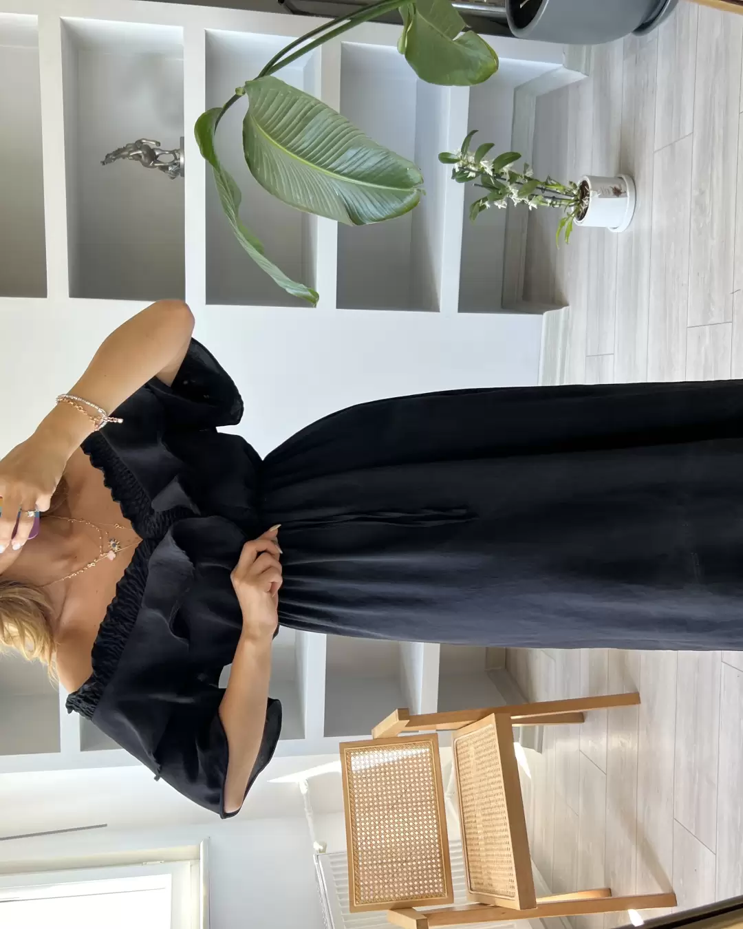 Siyah Madonna Yaka Ayrobin Elbise
