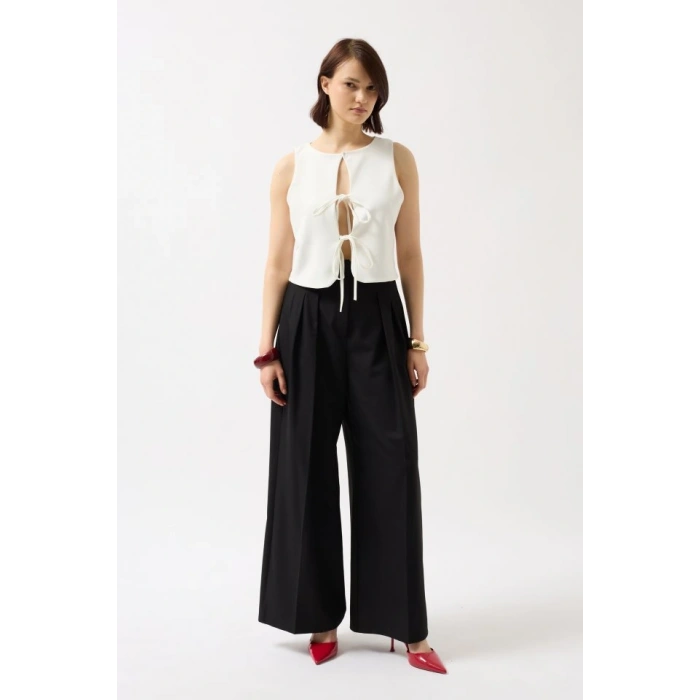 Bağcık Detay Dekolte Bluz