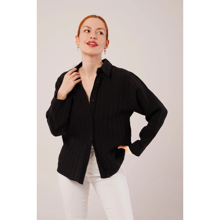 Düğmeli Ve Çizgi Detaylı Siyah Gömlek