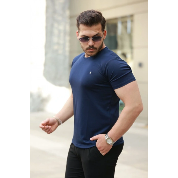 Erkek Bisiklet Yaka Arma Detaylı Basic Kısa Kollu Tişört