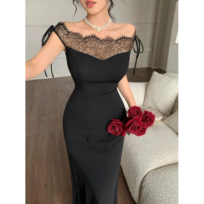 Kadın Göğüs Ve Yakası Dantel Detaylı Kayık Yaka Görünümlü Uzun Ithal Krep Elbise