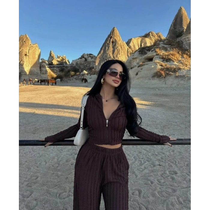 Kadın Uzun Kollu Parmak Geçme Ve Fermuar Detay Kısa Ceket Ve İspanyol Paça Pantolon Ikili Takim