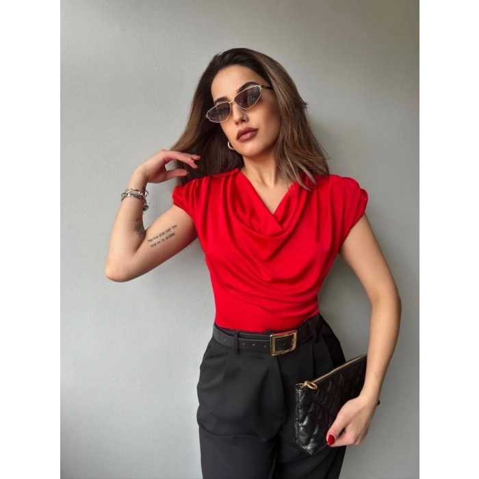 Kadın V Yaka Vatka Detay Kolsuz Dökümlü Bluz