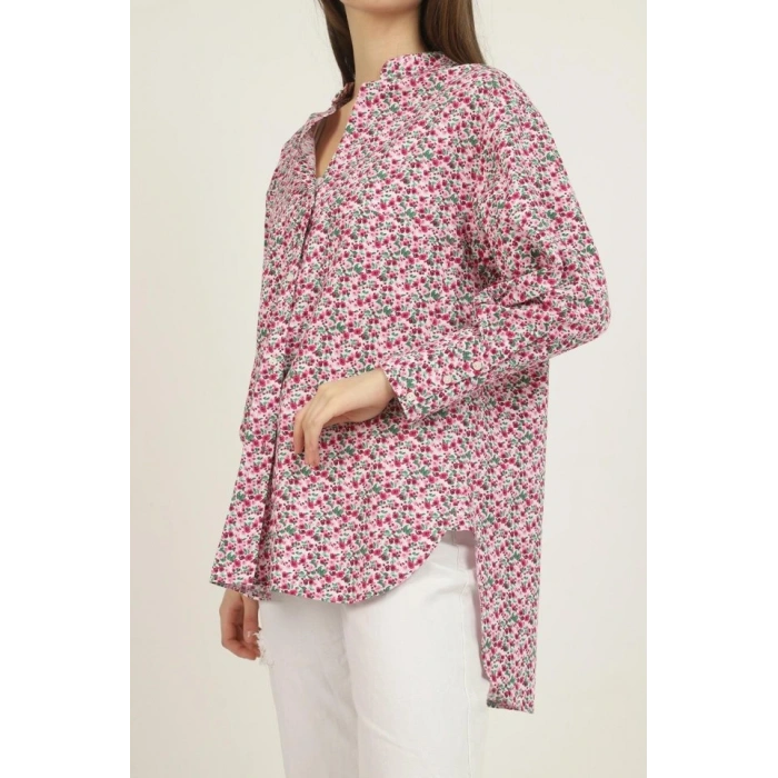 Kırmızı V Yakalı Ve Desenli Gömlek