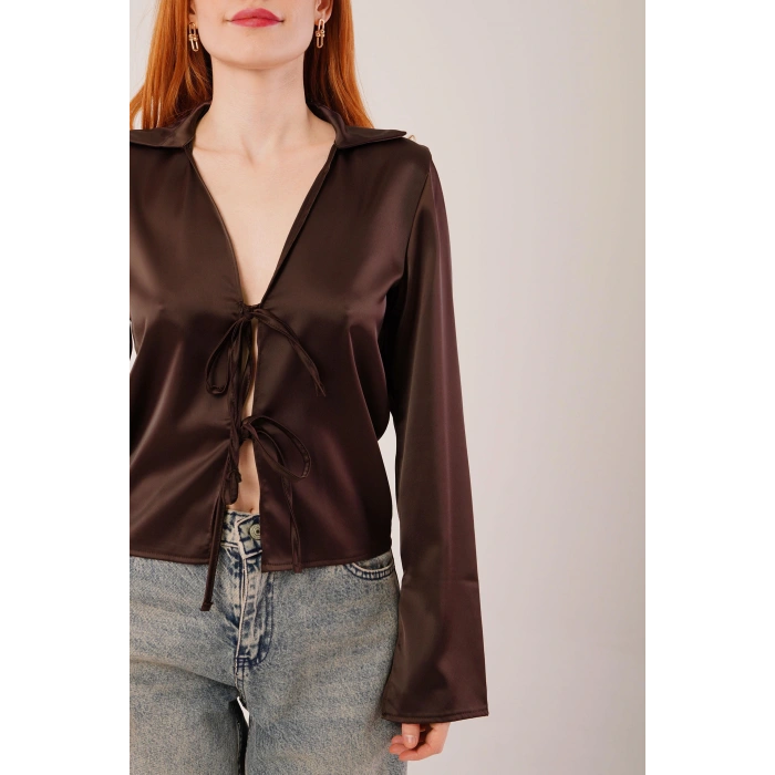Önden Bağlama Detaylı Saten Kahverengi Bluz