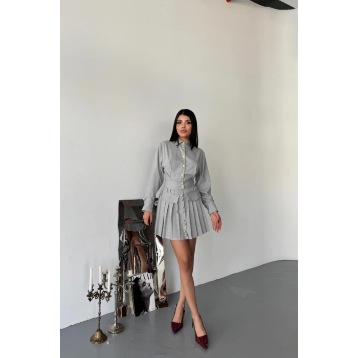 ÖNDEN GOLD DÜĞMELİ PİLELİ KISA ELBİSE - Gri