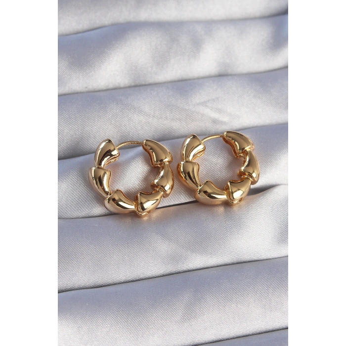 Pirinç Gold Renk Damla Kıvrım Tasarımlı Halka Küpe